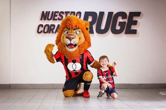 El pequeño José Miguel Marín conoció el viernes anterior al León y a los jugadores de Alajuelense. Prensa Alajuelense