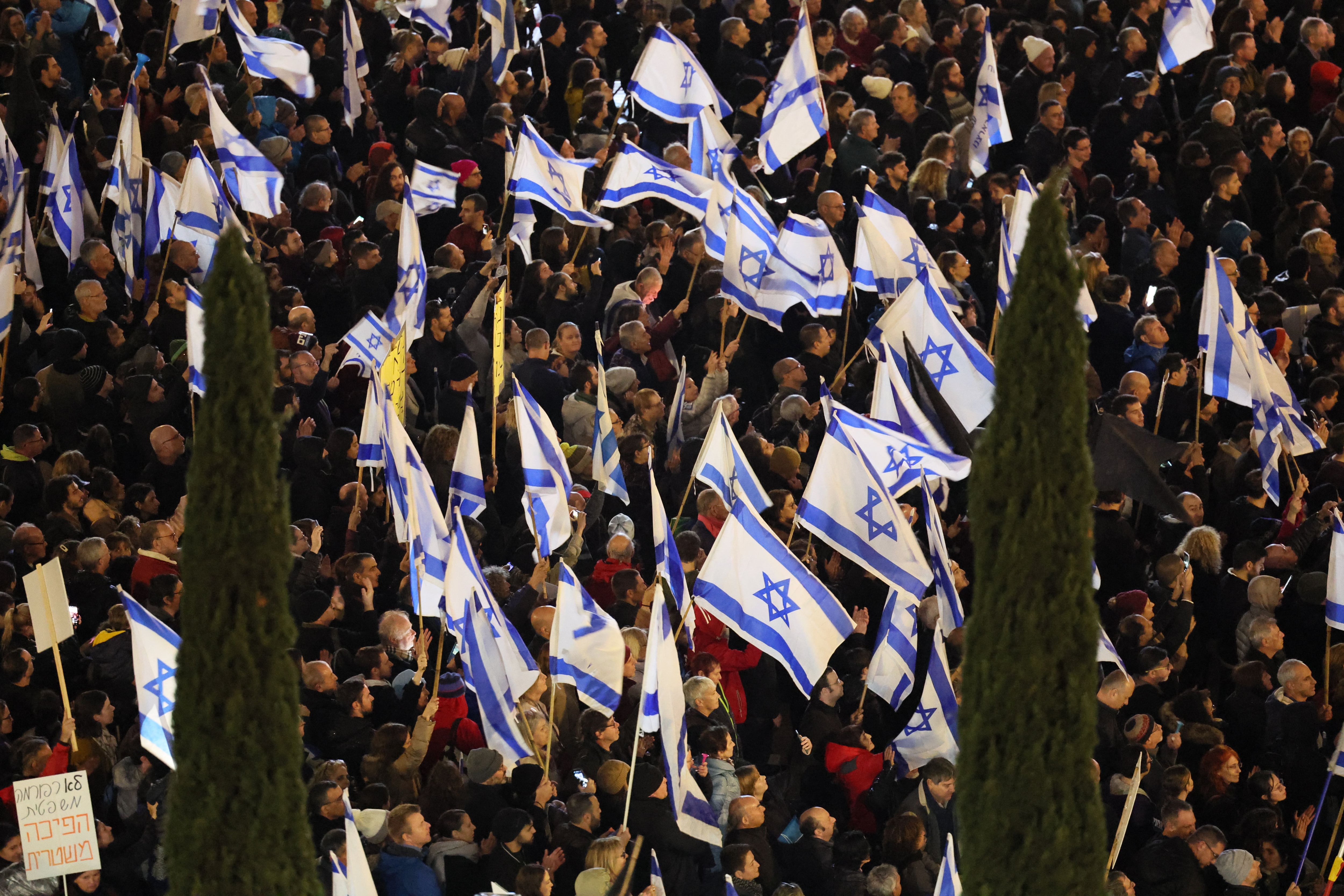 La reforma judicial que impulsa la coalición que llevó al poder a Benjamin Netanyahu provocó una serie de masivas protestas desde la segunda semana de enero. Cada semana, las calles recibían protestantes al por mayor y de todas las edades en la lucha por la democracia. FOTO:
