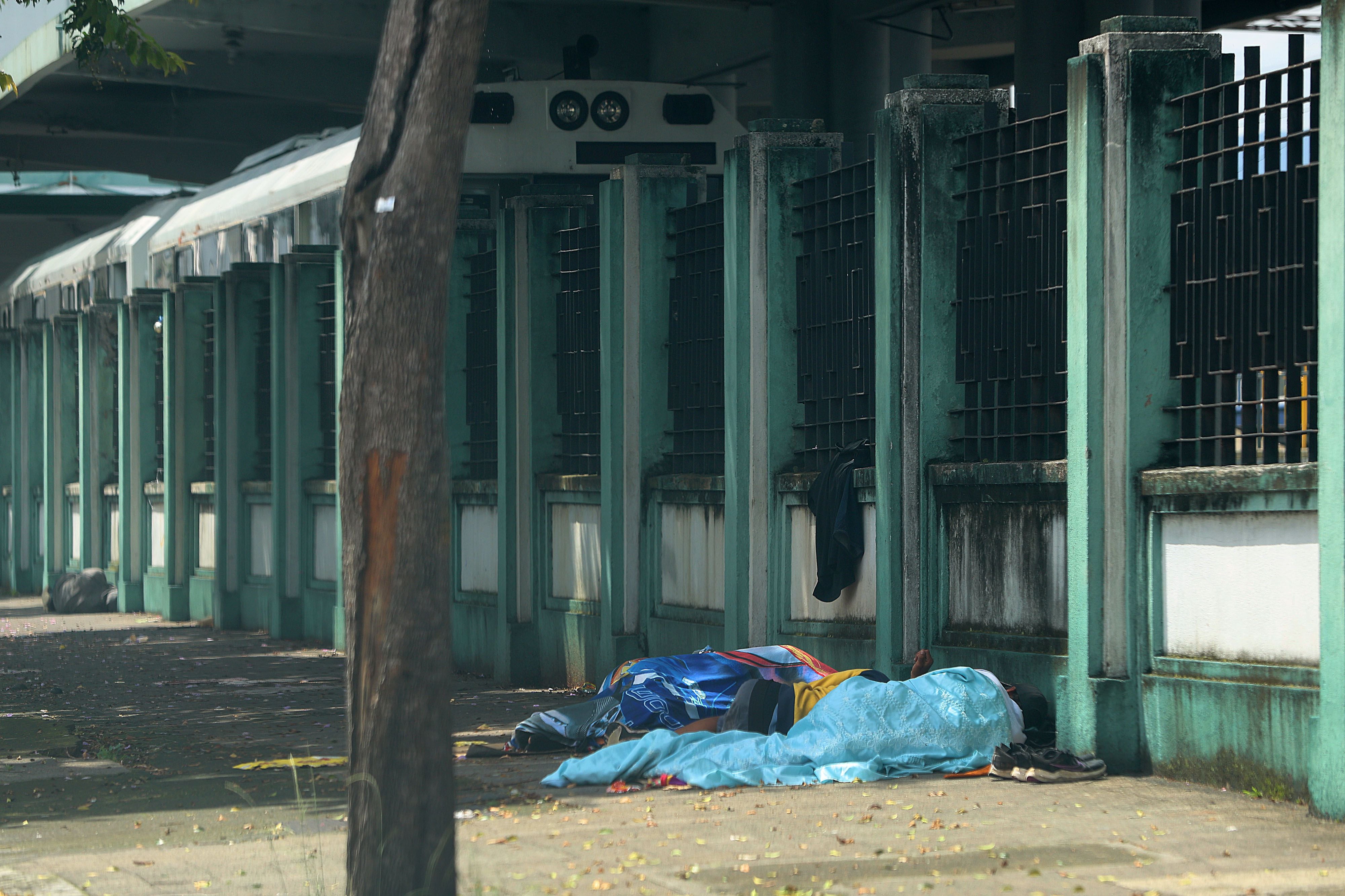 San José, avenida 20, al costado norte de la estación del ferrocarril al Pacífico. Habitantes de la calle duermen juntos en las aceras. 