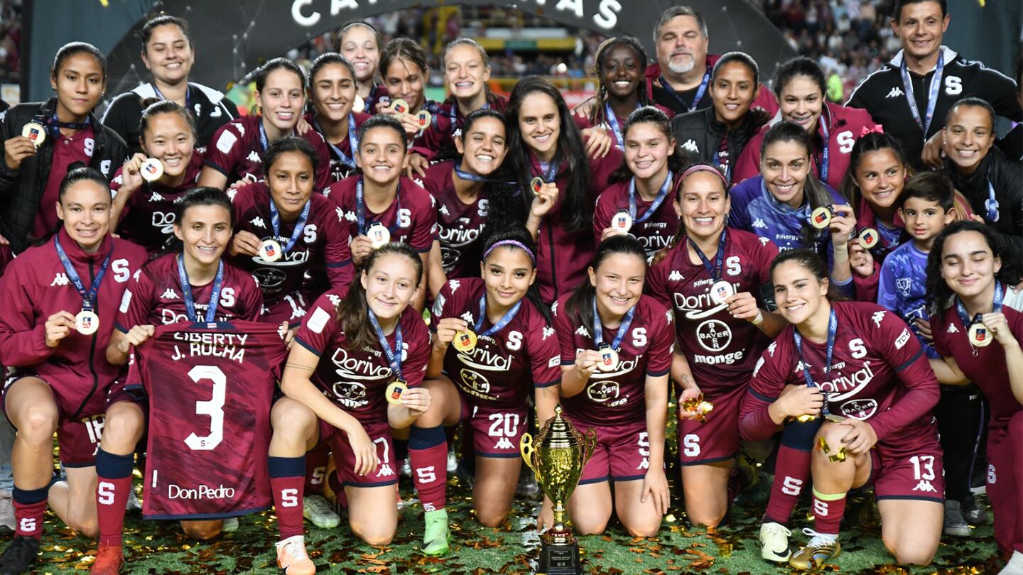 Las integrantes de Saprissa Femenino se muestran muy felices tras coronarse campeonas del Torneo de Copa. (Foto cortesía de Prensa de Saprissa).