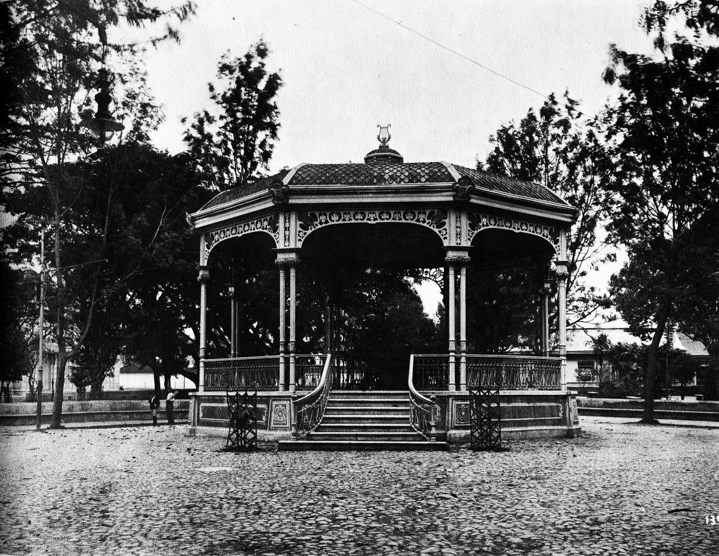 El quiosco modernista del Parque Morazán, hacia 1911. Fotografía de Manuel Gómez Miralles.