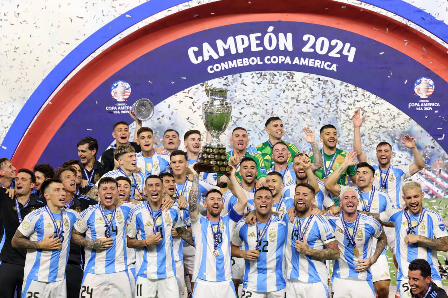 Lionel Messi (centro) salió lesionado de la final de la Copa América, pero esto no impidió que el capitán de Argentina levantara el título, tras imponerse ante Colombia.