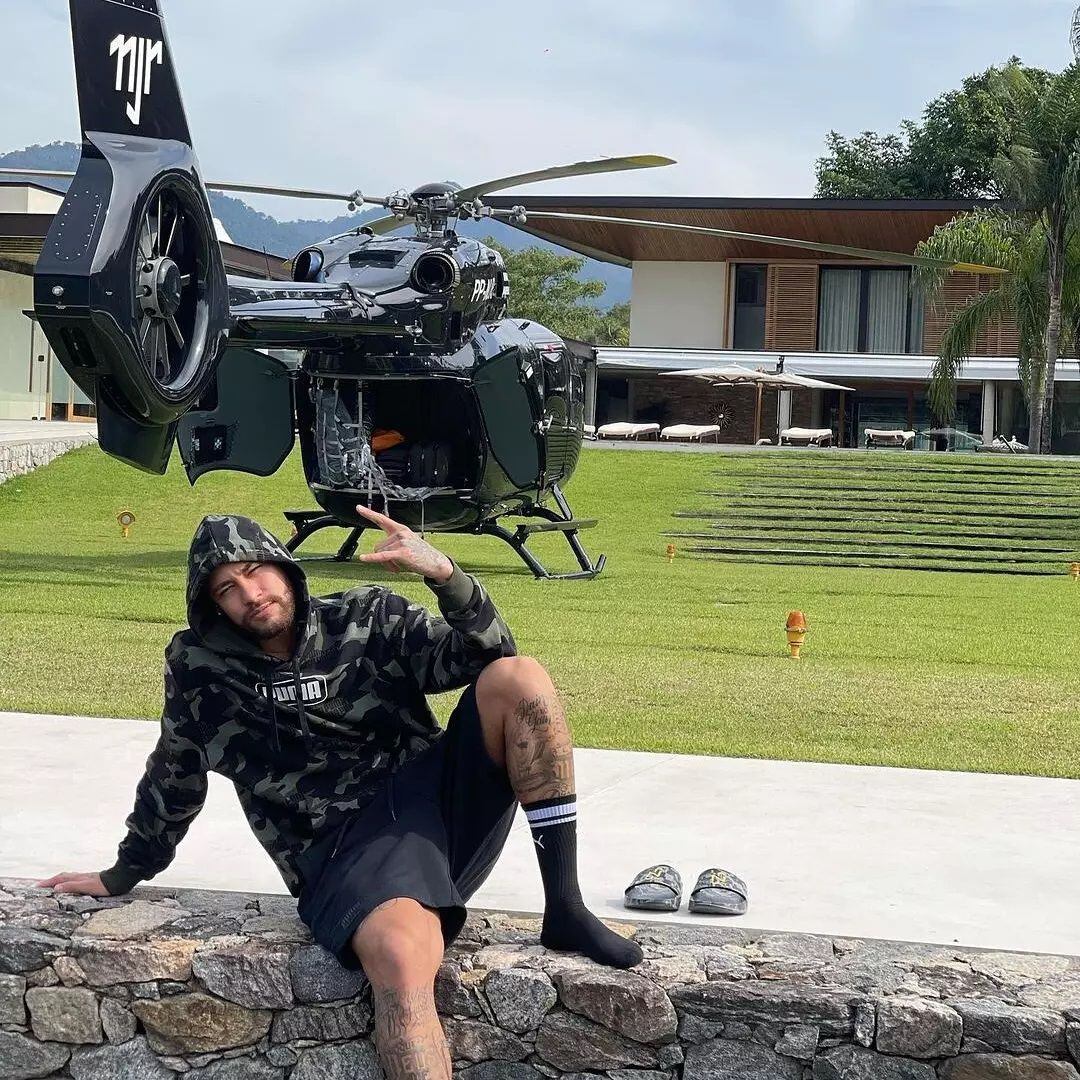 El helicóptero personalizado de Neymar, un Mercedes Airbus H145, reflejando su pasión por Batman.