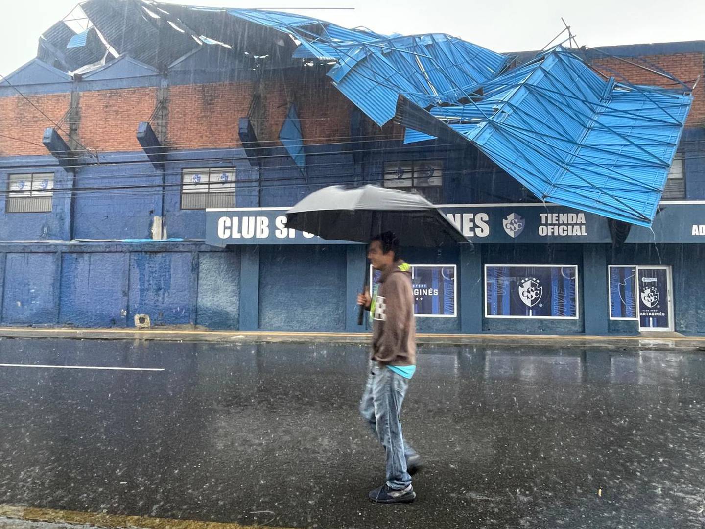 Las lluvias y ráfagas de viento de este sábado afectaron parte del techo del estadio José Rafael "Fello" Meza en Cartago.
