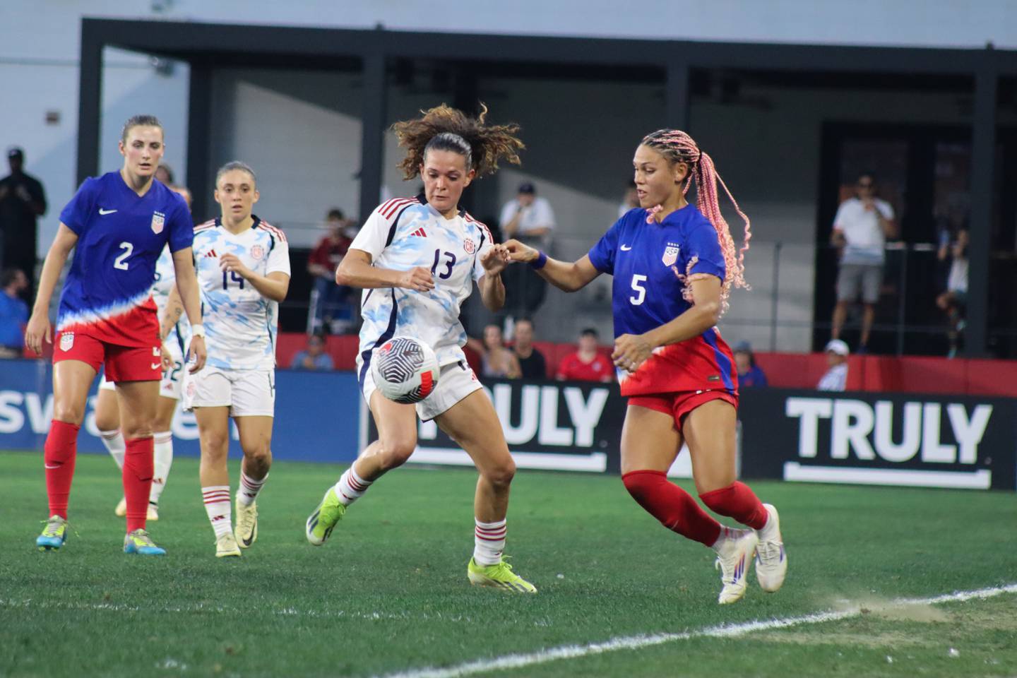 La Selección femenina de Costa Rica batalló en defensa para amarrar el primer empate de su historia. Foto: Fedefútbol.