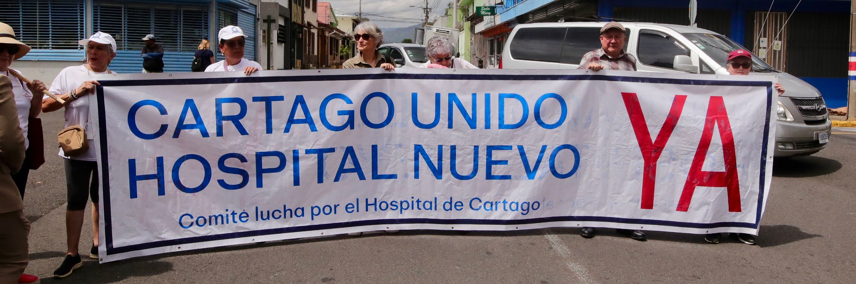 Vecinos y empleados se manifestaron este jueves al frente de la sede de la CCSS, en barrio Don Bosco, en San José. Ellos reclaman la construcción del Hospital de Cartago. Foto: