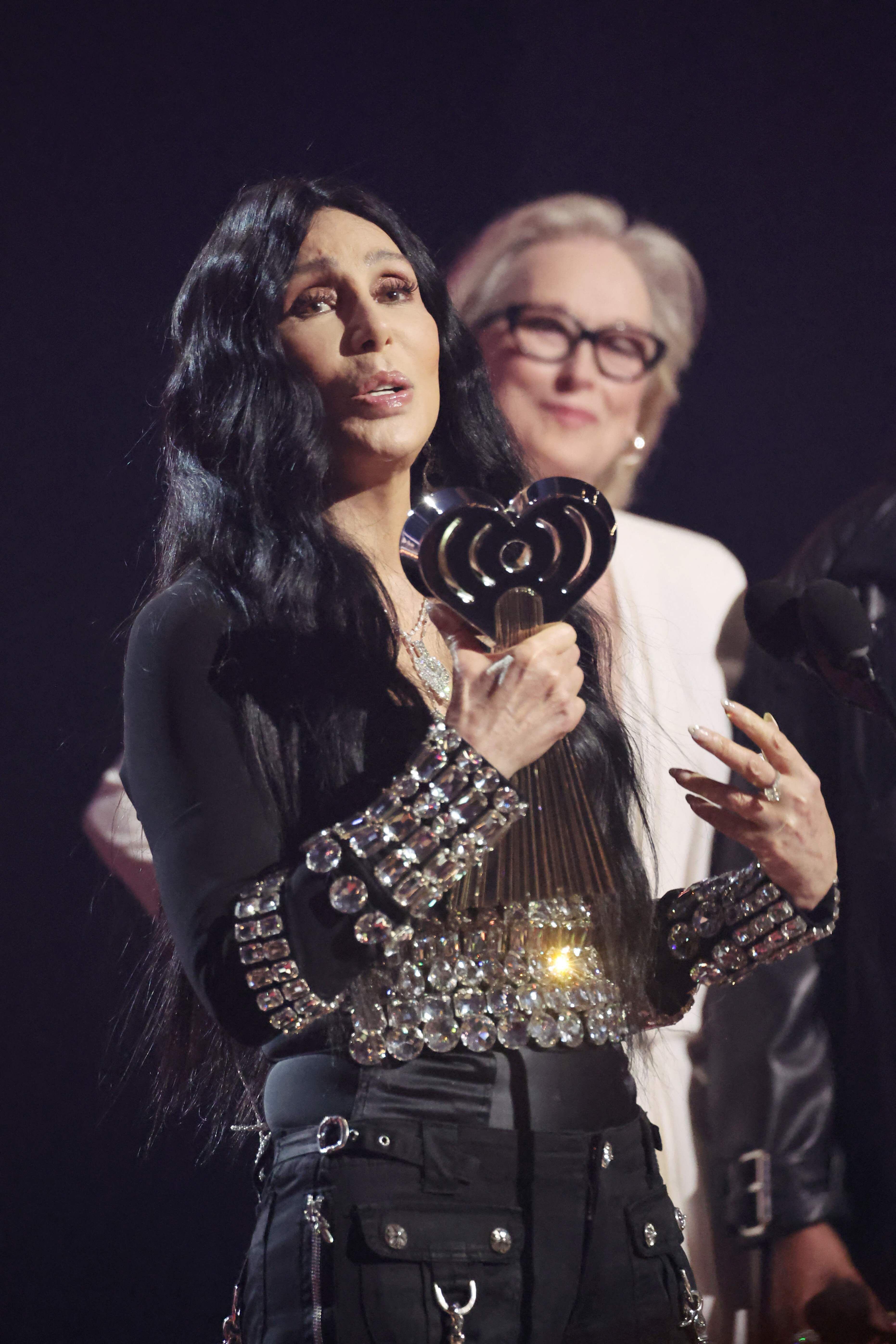 La estadounidense Cher recibió de manos de la actriz Meryl Streep el premio Ícono de los galardones iHeartRadio, por su trayectoria artística.