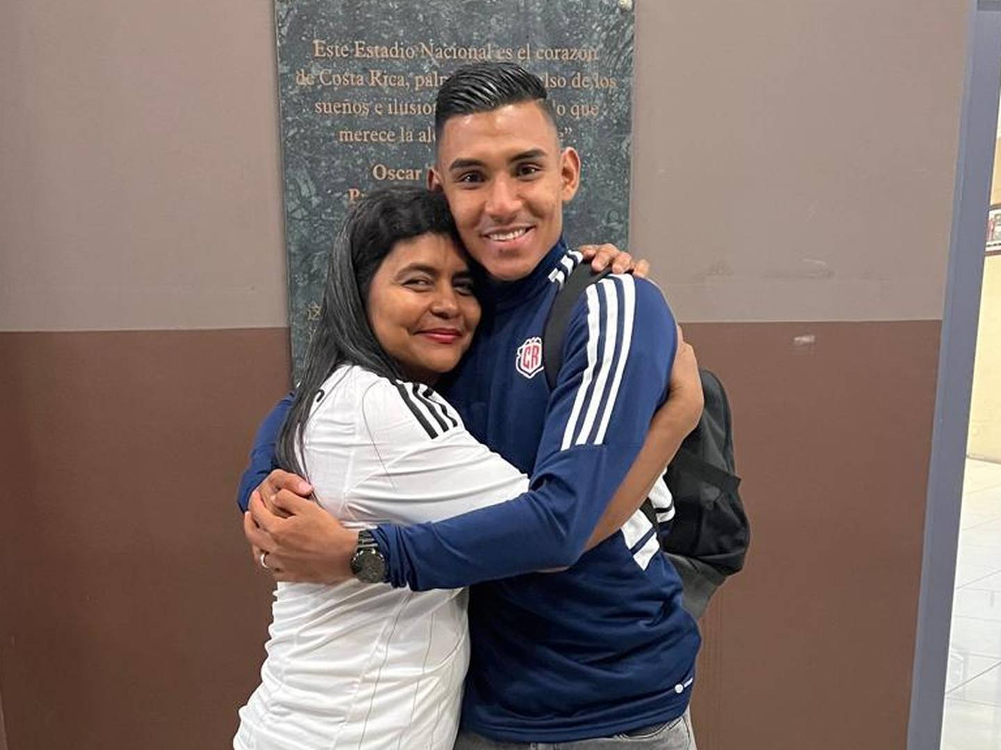 Haxzel Quirós junto con su madre, doña Isabel, ,quien viajó desde Chira para verlo jugar con la Selección de Costa Rica. Fotografía: Cortesía