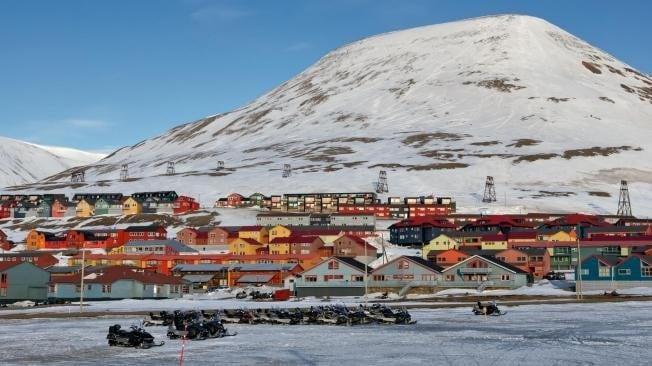 La ciudad de Longyearbyen en Svalbard prohíbe morir para evitar la propagación de enfermedades, trasladando a los residentes terminales a Noruega continental.