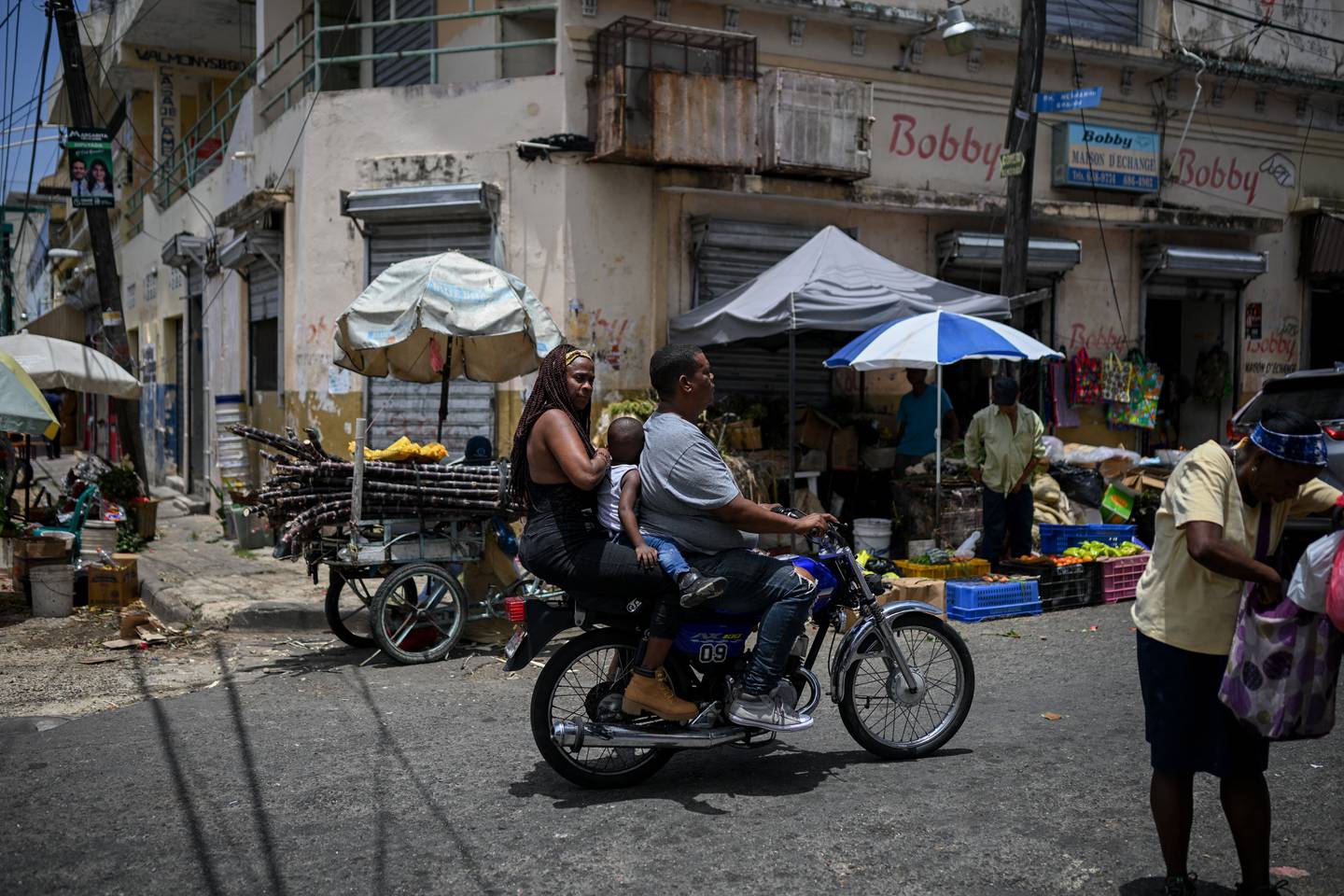 En la "Pequeña Haití", un barrio en el corazón de Santo Domingo, capital de República Dominicana, se respira angustia tras la reelección del presidente Luis Abinader. El mandatario tiene una política dura sobre la migración haitiana. Foto: AFP
