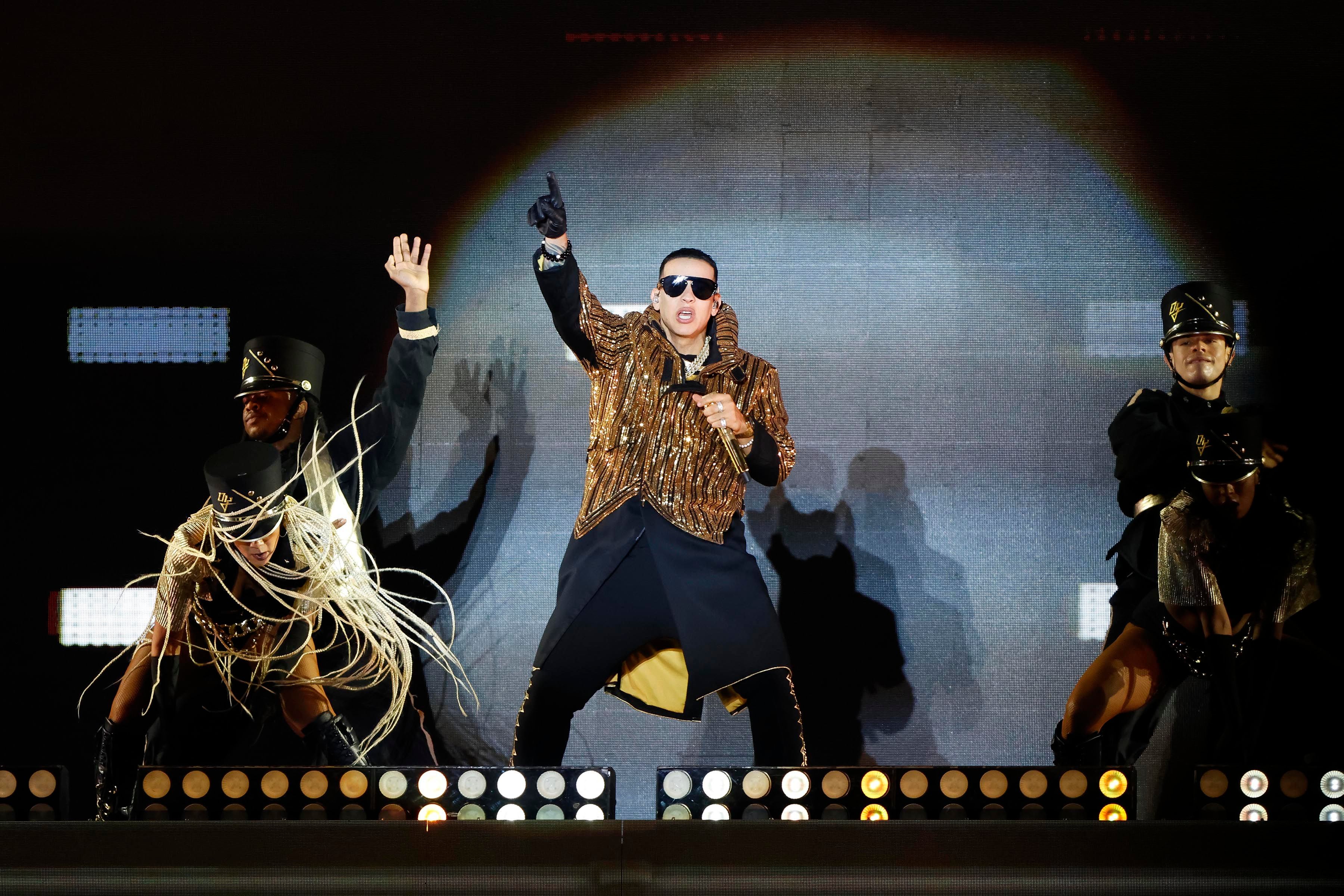 En uno de los dos conciertos que dio Daddy Yankee en el Estadio Nacional en el 2022, le encendieron las luces del recinto antes de que terminara el show.