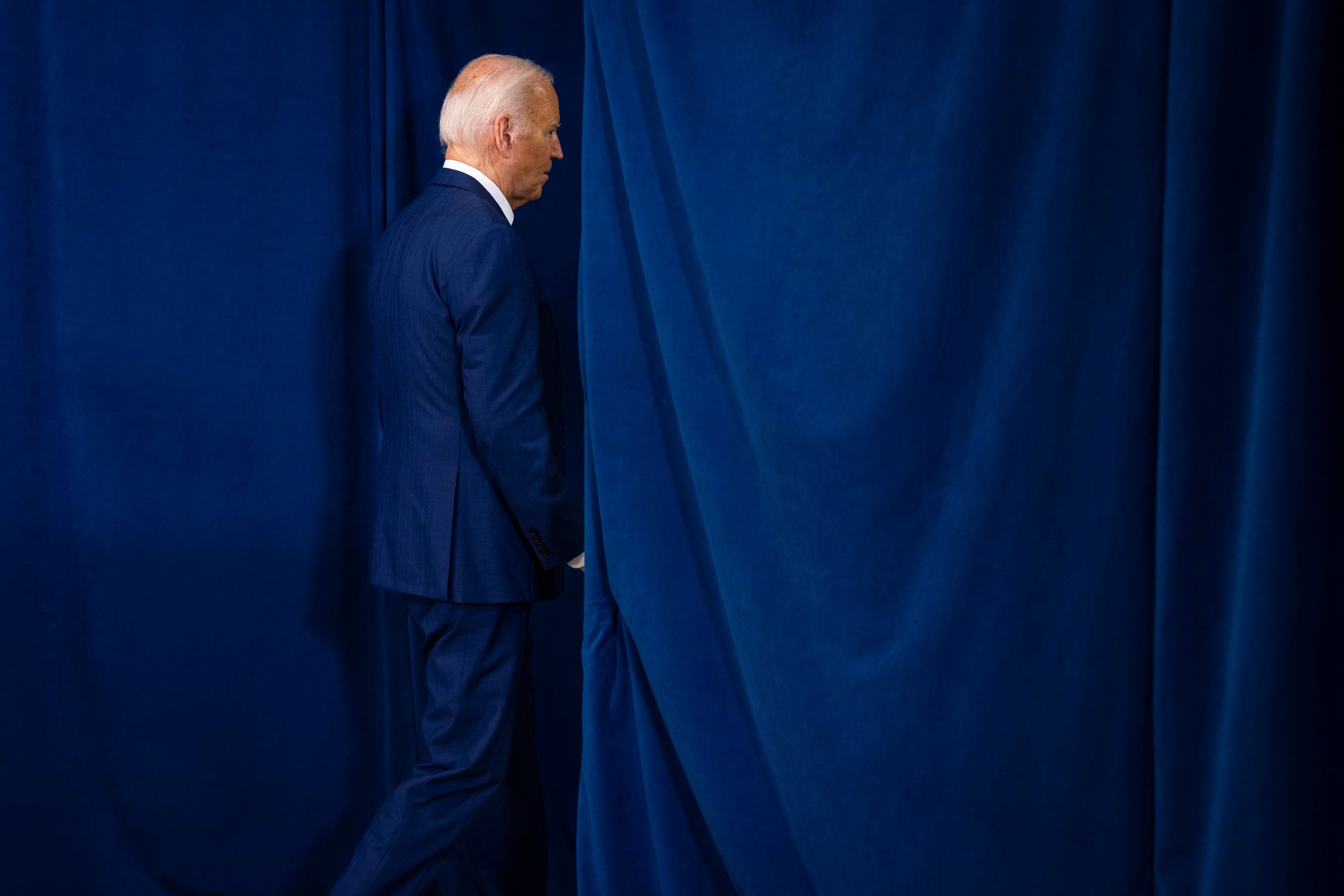 Retiro de Joe Biden vuelve a poner al Partido Demócrata en la carrera, señala analista
