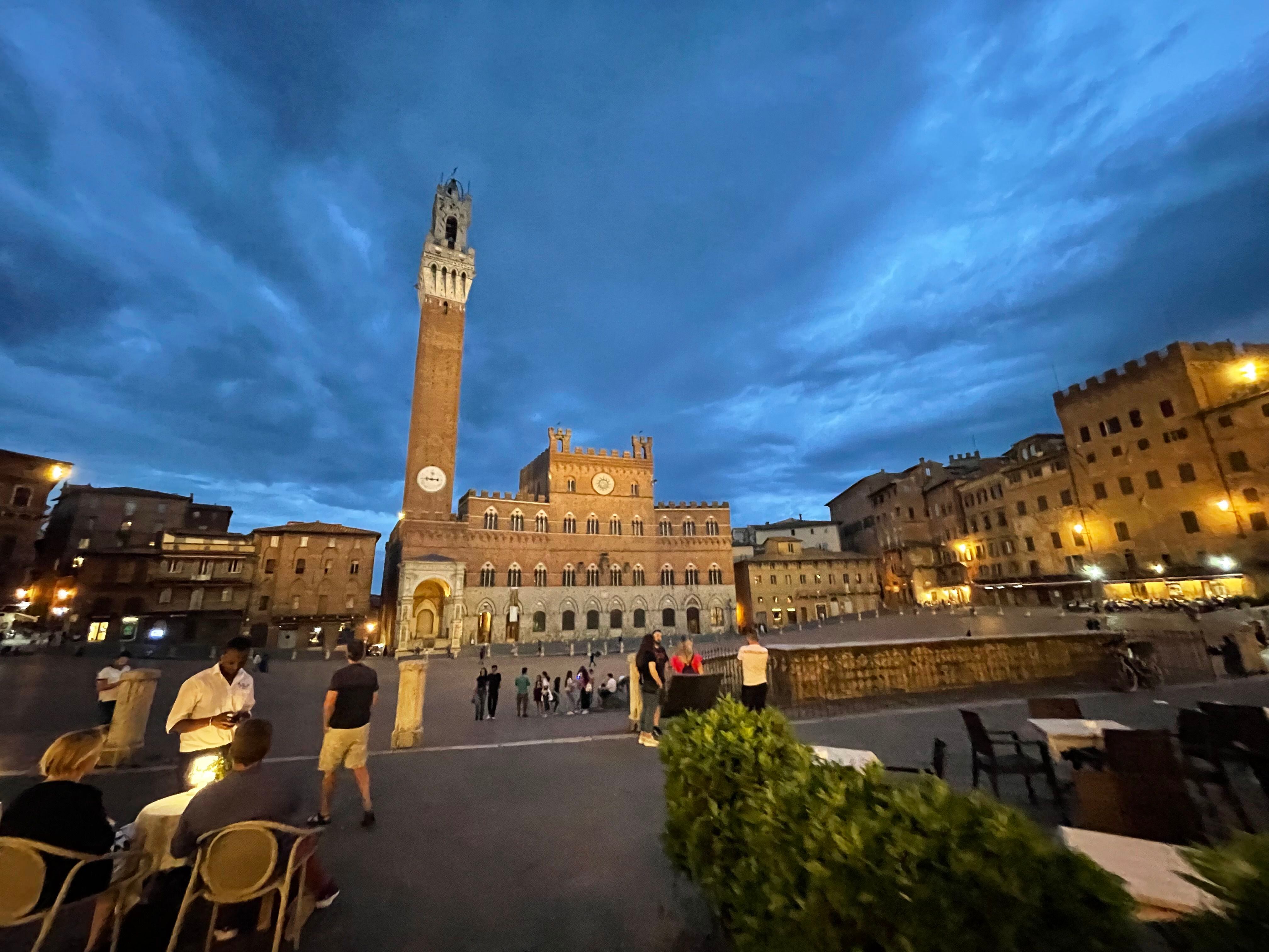La Piazza del Campo es el corazón de la ciudad de Siena, en Italia.