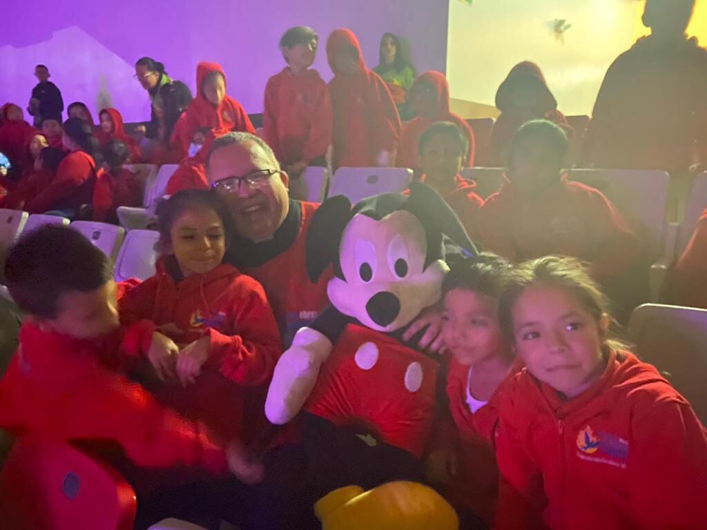 Los niños de Obras del Espíritu Santo estuvieron asistieron junto al padre Sergio Valverde al show de Disney 'Magia y SInfonía'. Foto: OES para LN.