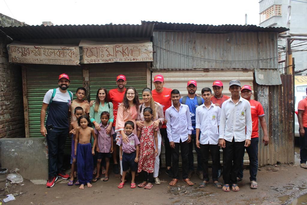 Daniel Colindres y su esposa, Fernanda Madrigal, lideraron la reconstrucción de una escuela en Bangladés.