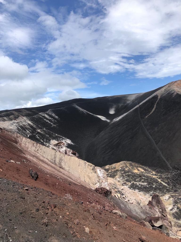 En la cima del volcán Cerro Negro, un lugar para hacer turismo extremo en Nicaragua. Foto: José Andrés Céspedes.