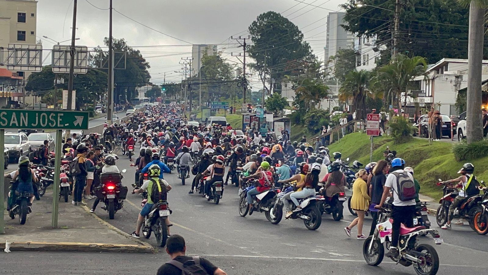 ‘Caravana del Payaso’ organizada por motociclistas tomó por sorpresa a Policía de Tránsito