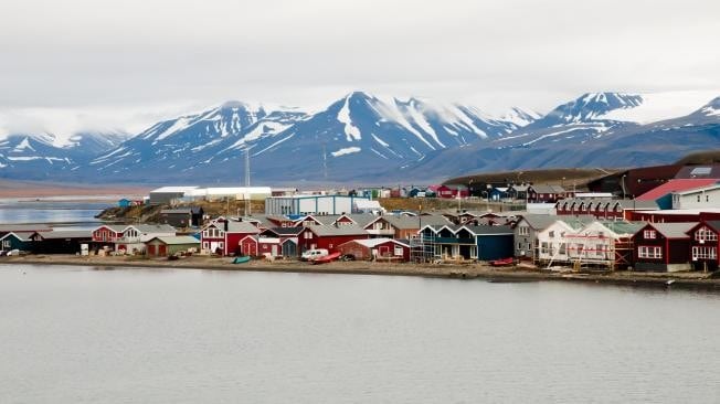 En Longyearbyen, Svalbard, no está permitido morir debido al riesgo de enfermedades conservadas en los cuerpos congelados.
