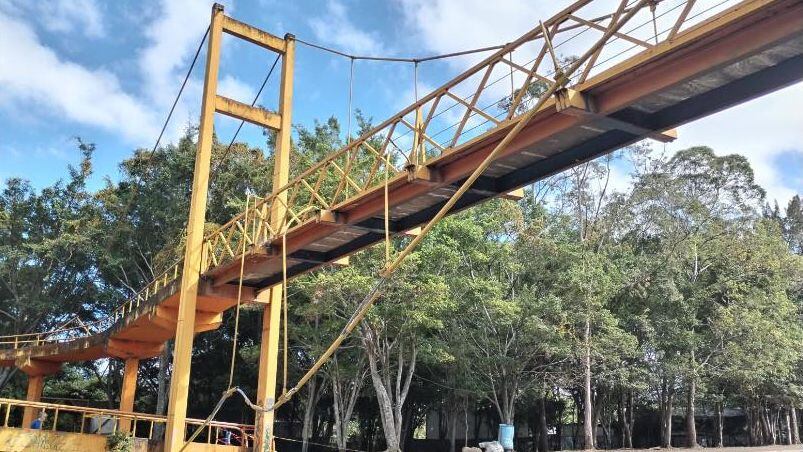 El paso por el Parque de la Paz permanecerá cerrado mientras se desmonta el puente peatonal para evitar que caiga sobre la vía de Circunvalación. Foto: MOPT.