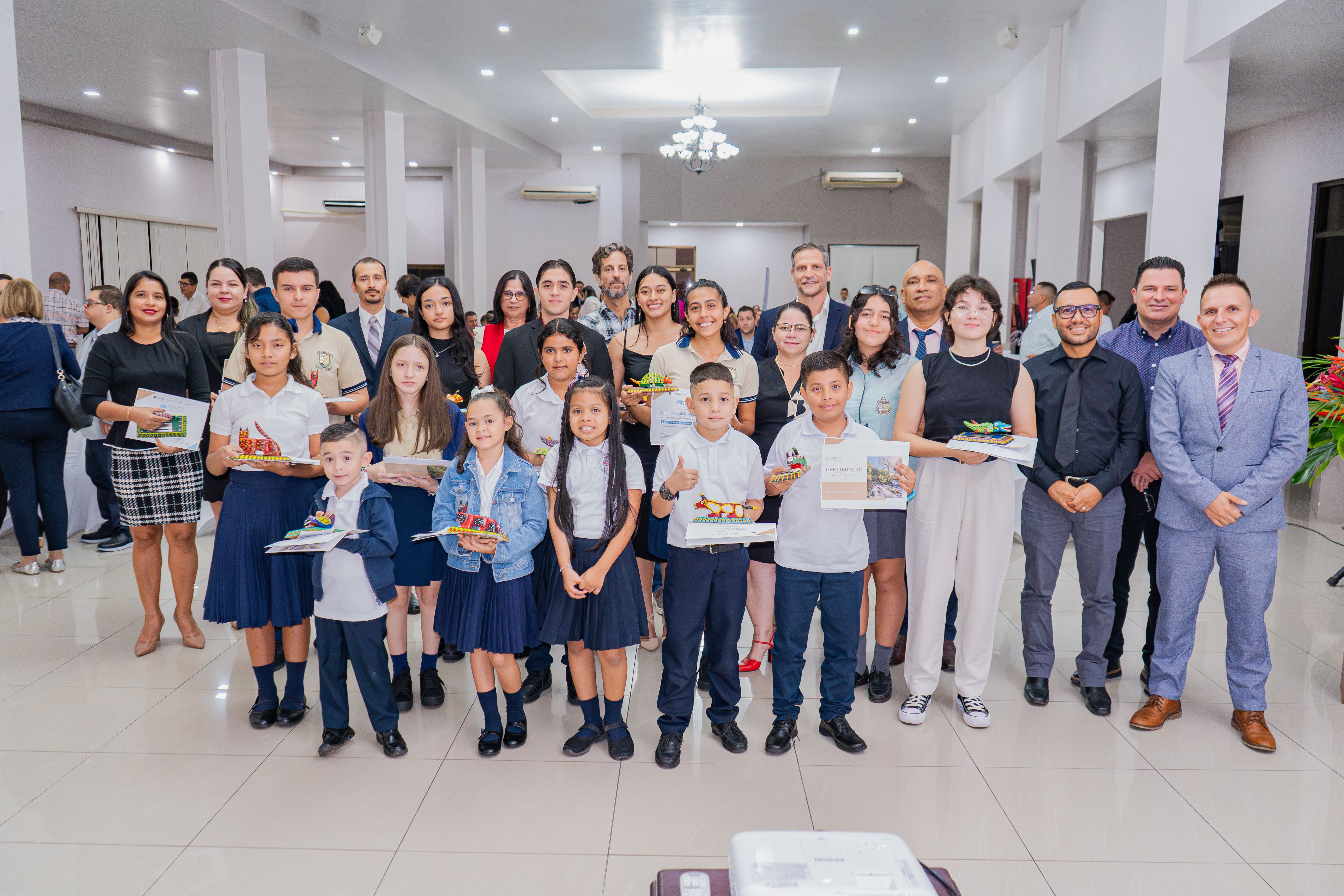Niños, profesores y directores galardonados en la primera edición del Programa de Reconocimientos a la Excelencia Educativa, además de representantes del Hotel Tabacón.