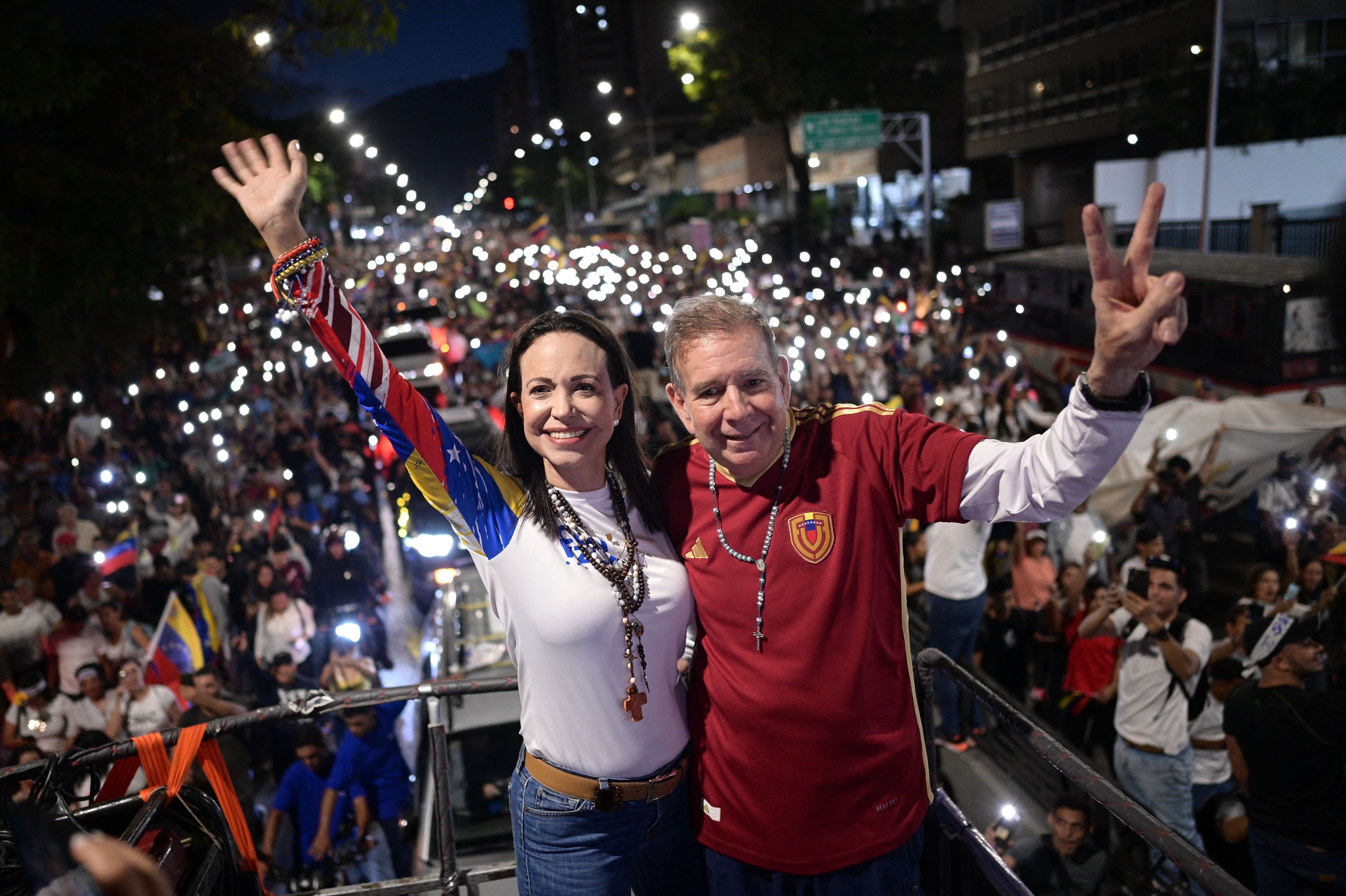 El candidato presidencial venezolano Edmundo González Urrutia y la líder de la oposición María Corina Machado asisten a un mitin de campaña en Caracas.