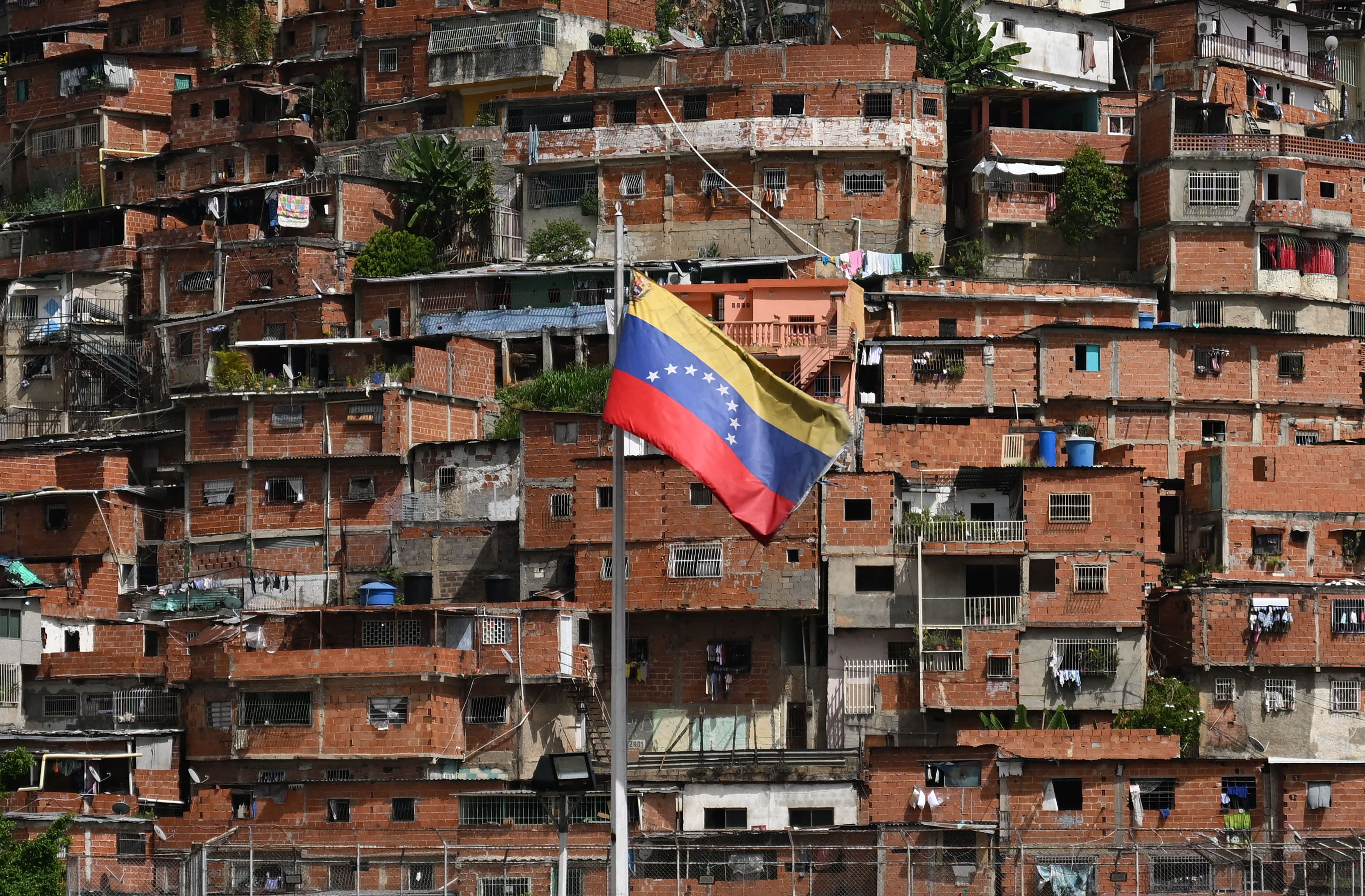 Una bandera venezolana en Petare Shantytown, Caracas, el 22 de julio de 2024. Venezuela celebrará elecciones generales el próximo 28 de julio. Foto de Raúl ARBOLEDA / AFP