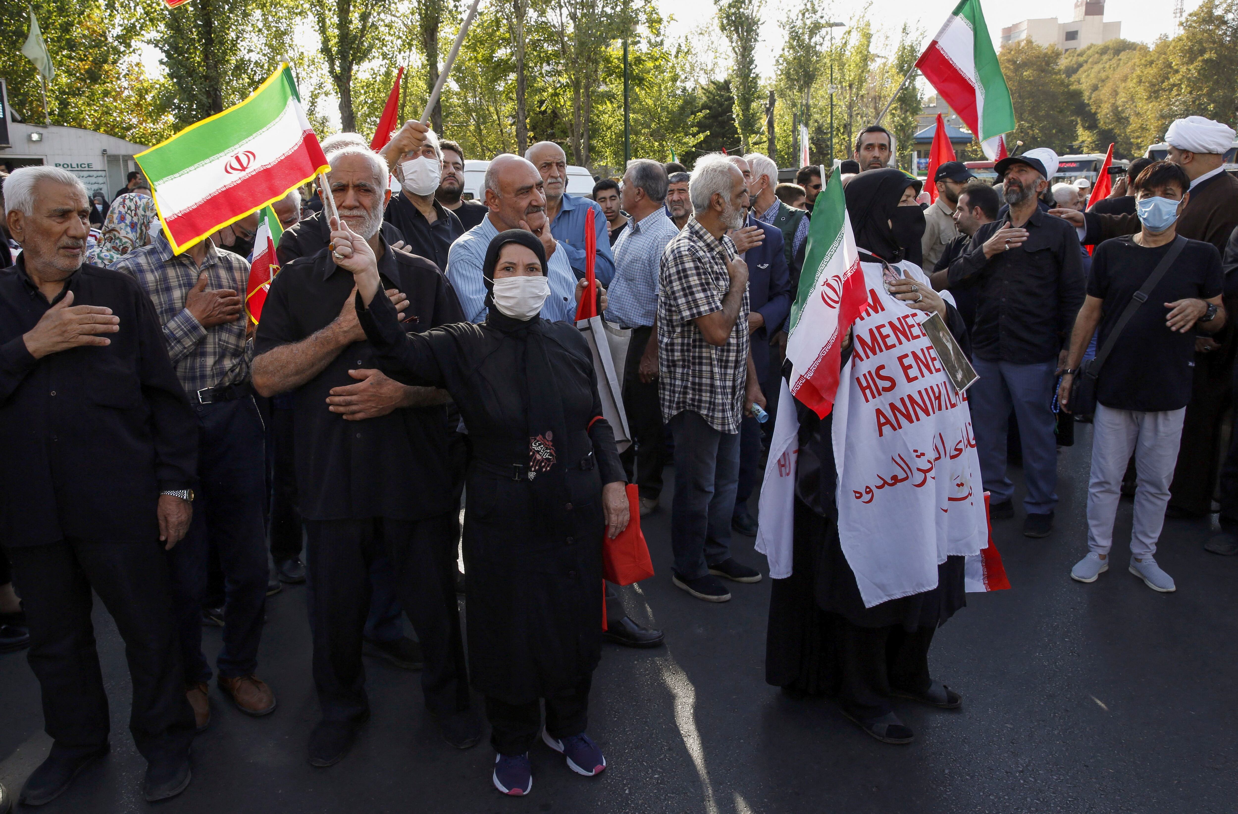 La política del velo obligatorio fue uno de los principales temas de la campaña presidencial en la República Islámica de Irán. En 2022, este tema llevó a muchos iranís a manifestarse por el encarcelamiento y la muerte de Mahsa Amini, quien desobedecía esta política. Foto: AFP