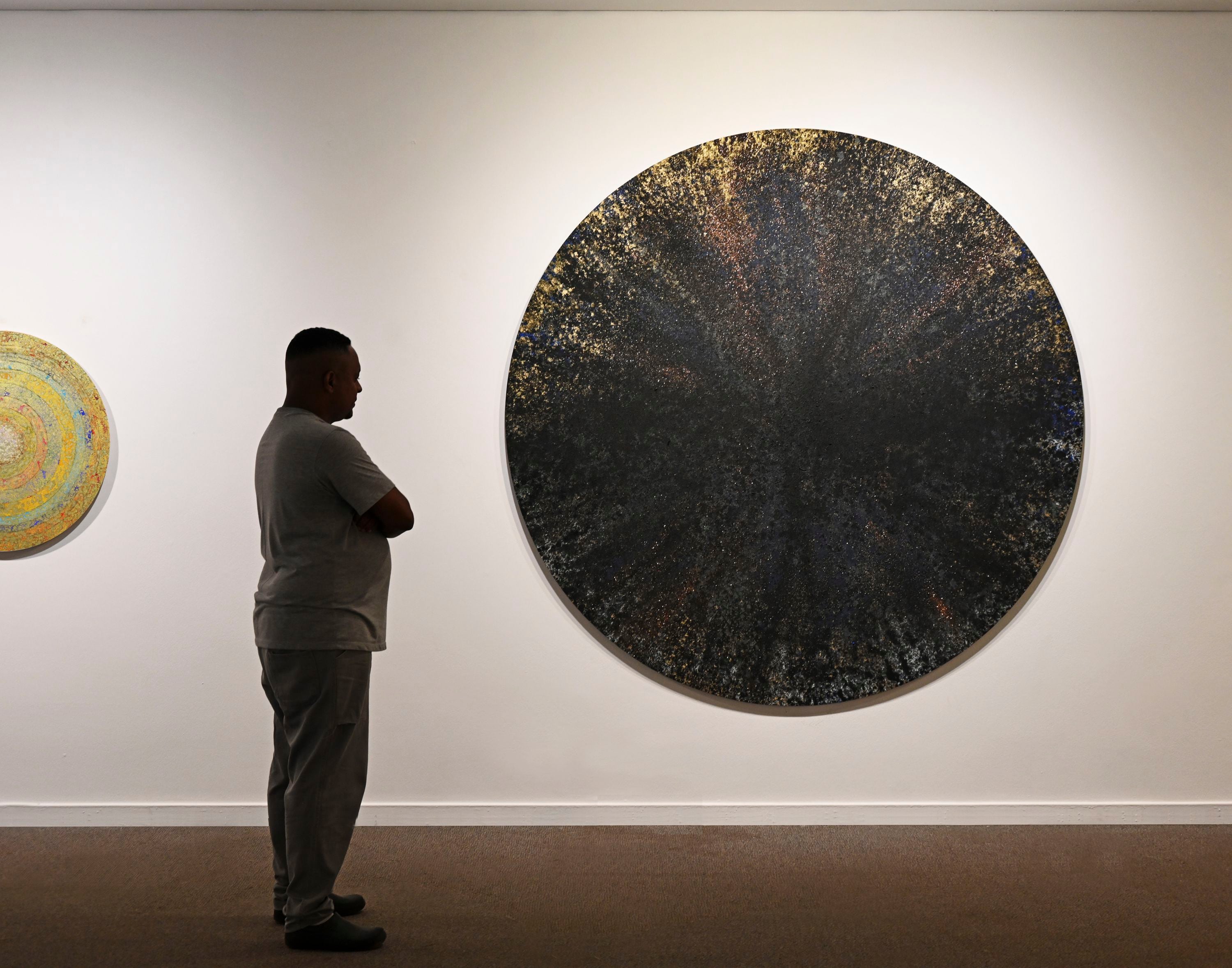 Este trabajo del 2023 se titula 'Vía láctea negra', un acrílico y técnica mixta sobre lienzo (uso de arena volcánica negra) de 210 cm de diámetro. Foto: Cortesía del Osvaldo Orias.