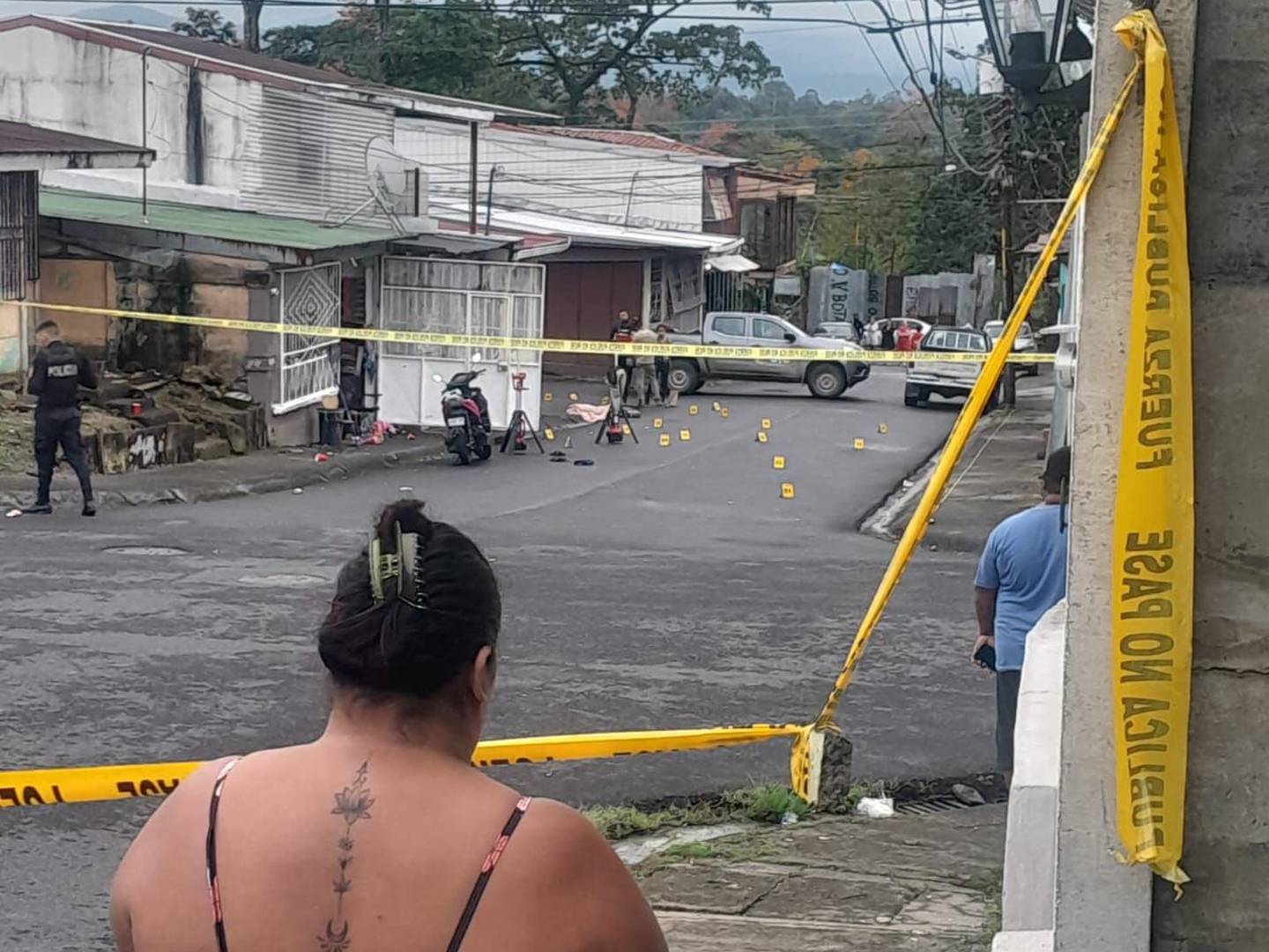 Frente a la casa donde se celebraba la fiesta, en  calle Adoquines de Pacuare Nuevo, el OIJ halló más de 12 casquillos de arma de fuego.  Dos jóvenes quedaron sin vida en el sitio. Foto: Cortesía.