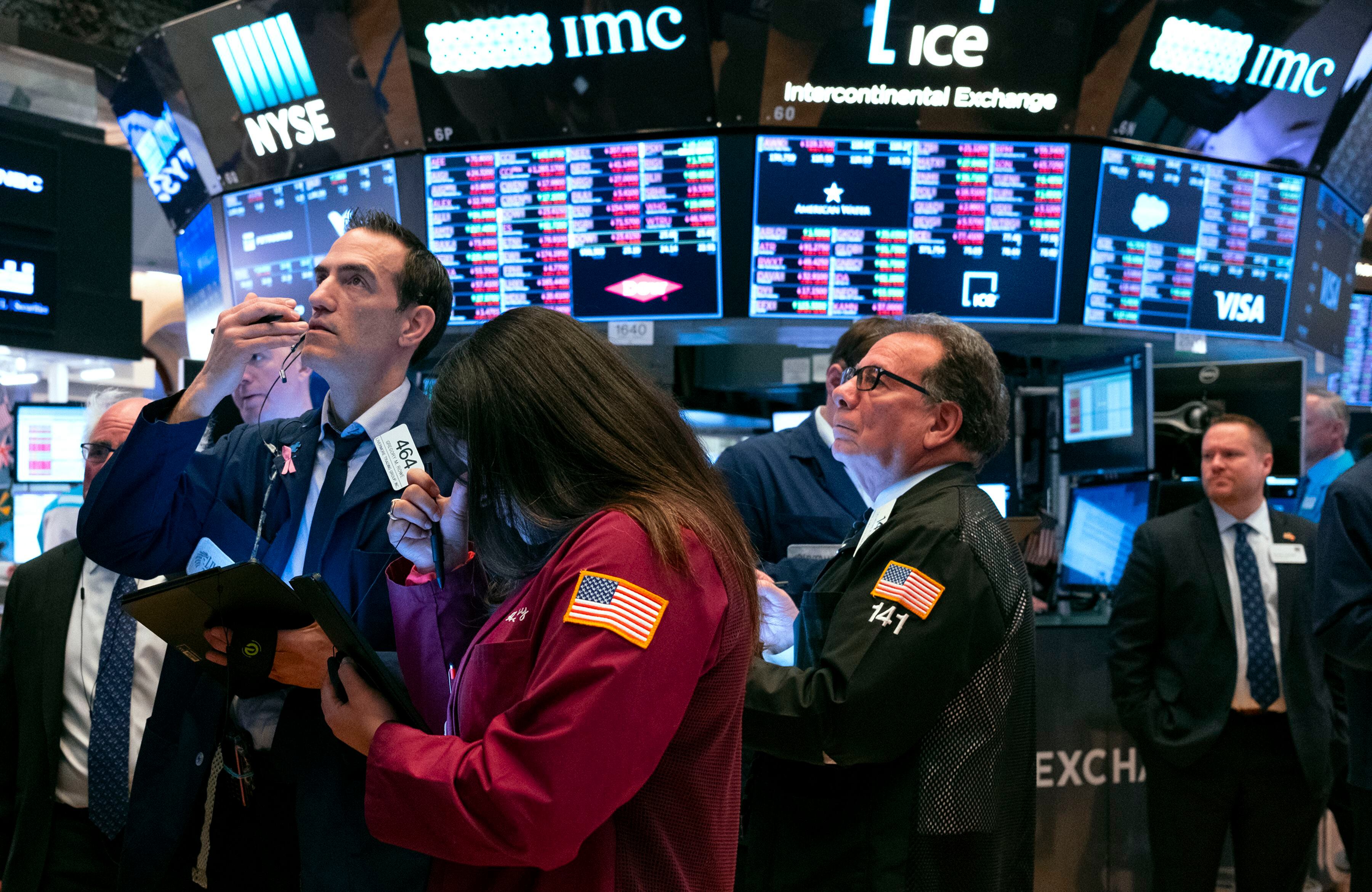 Wall Street cae presionada por la preocupación por bancos de Estados Unidos