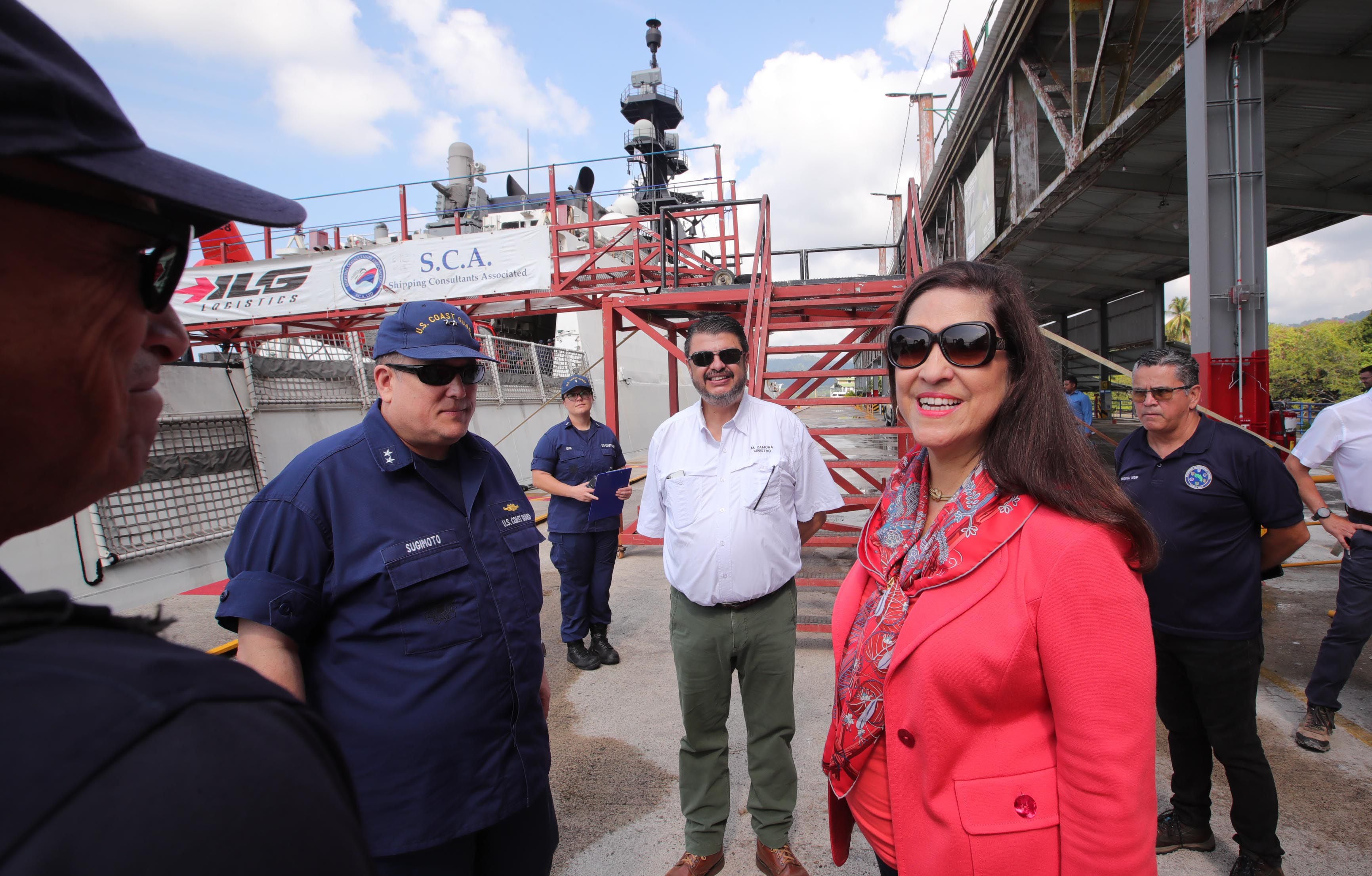 Cynthia Telles, embajadora de Estados Unidos en Costa Rica, durante una visita a un buque del patrullaje conjunto el viernes 8 de marzo, en Golfito. La acompañó el ministro de Seguridad, Mario Zamora. Foto: