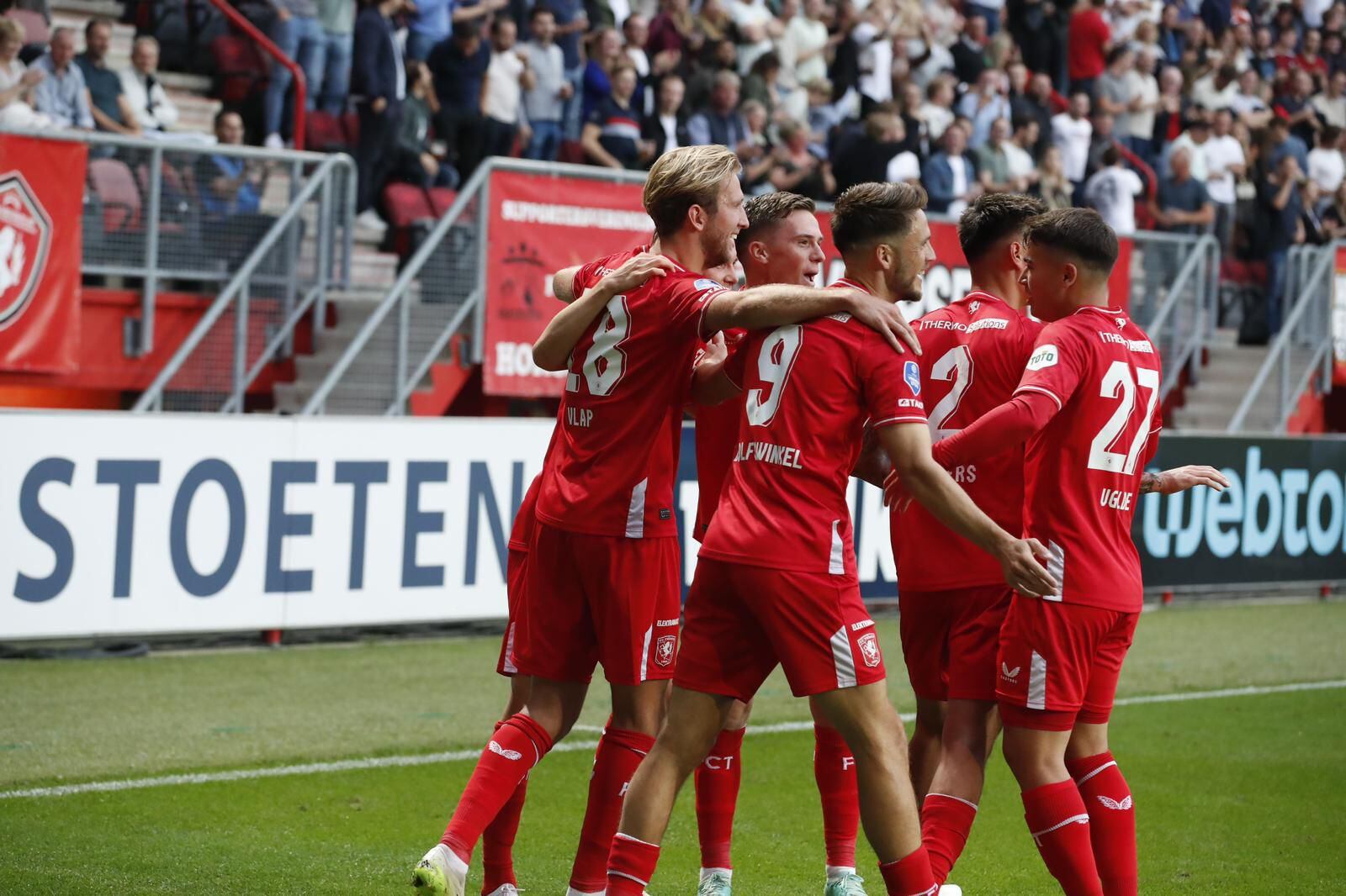 Manfred Ugalde (27) celebra el primer gol del Twente, obra del defensor islandés Alfons Sampsted, junto con sus compañeros. Cortesía: Twente