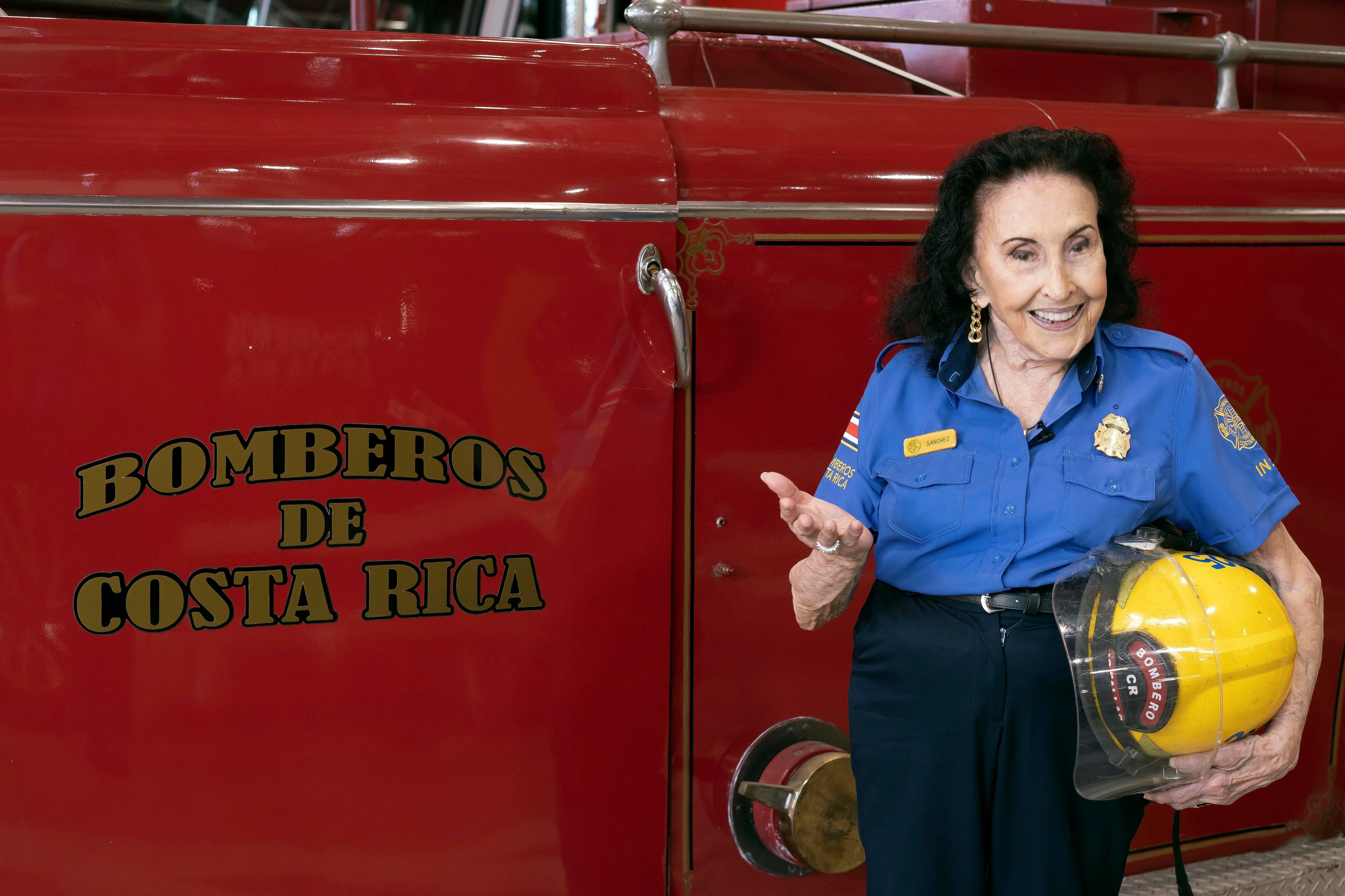 Doña Inés siempre fue una figura de la televisión y su aporte a la cultura la llevó a ser tomada en cuenta por muchas instituciones como apoyo.  En esta imagen se ve a la presentadora durante una campaña que hizo para los bomberos.