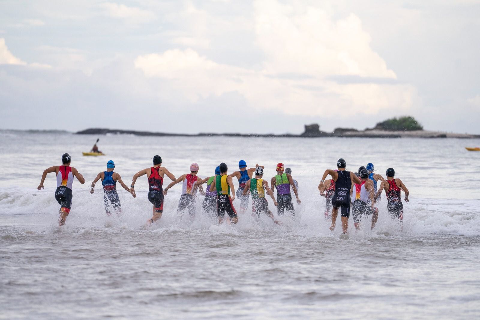 La disciplina de triatlón realiza sus competencias en Playa Tamarindo de Santa Cruz. Fotografías: Icoder