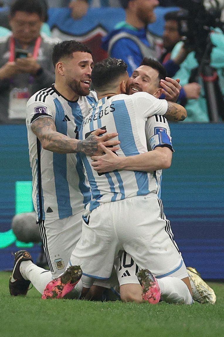 Jugadores de Argentina festejan con Lionel Messi.