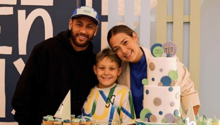 Neymar mantiene una buena relación con su expareja y madre de su hijo, Carolina Dantas. 