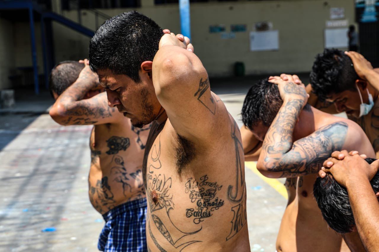 En El Salvador, el gobierno de Nayib Bukele declaró una “guerra” a las pandillas que ha derivado en la captura de unas 58.000 personas en el marco de un régimen de excepción, que permite detenciones sin orden judicial desde marzo pasado.