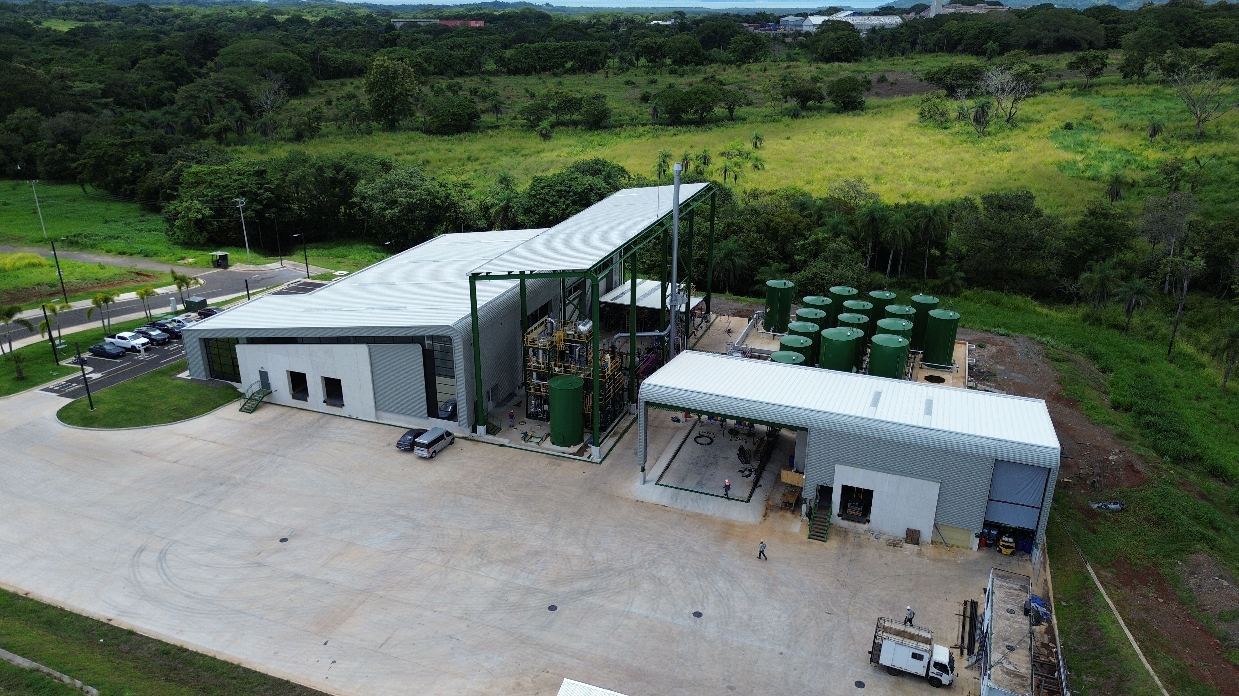 La planta, ubicada en La Ceiba de Orotina, cuenta con un espacio de 6.600 metros cuadrados (m²) y tiene capacidad para procesar 500.000 litros de aceite usado por mes. Fotografía: