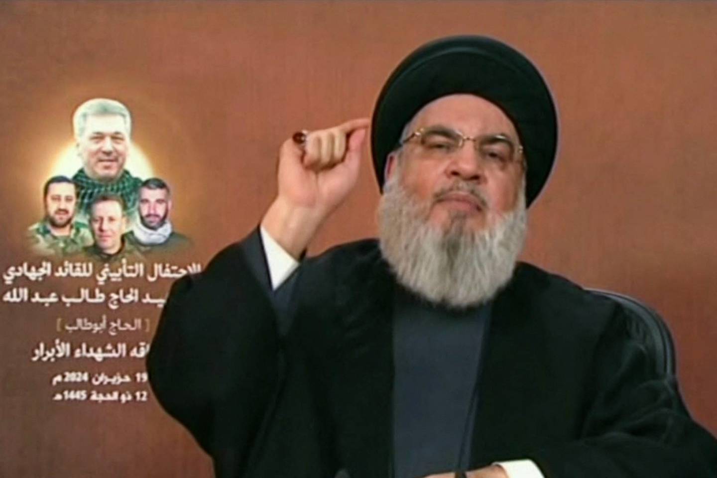 Una imagen tomada del canal al-Manar TV de Hezbolá muestra al jefe de la organización, Hassan Nasrallah, dando un discurso televisado desde un lugar no revelado en el Líbano. Nasrallah advirtió que 'ningún lugar' en Israel se salvaría en caso de una guerra total contra el grupo libanés.