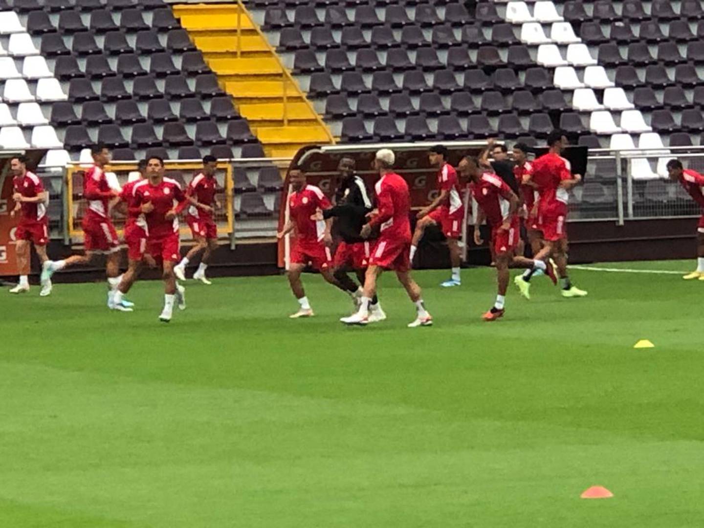 La Selección de Costa Rica entrenó este miércoles en la cancha del estadio Ricardo Saprissa. Foto: Sergio Alvarado