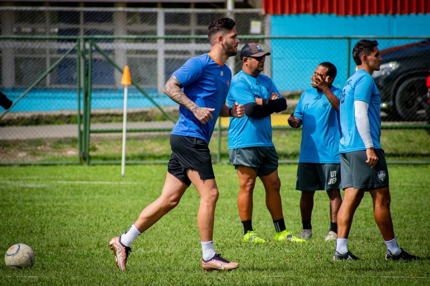 Jonathan Moya se entrenó con el Puntarenas FC, en su natal Monteverde, bajo las órdenes del técnico Geiner Segura. Cortesía: Puntarenas FC
