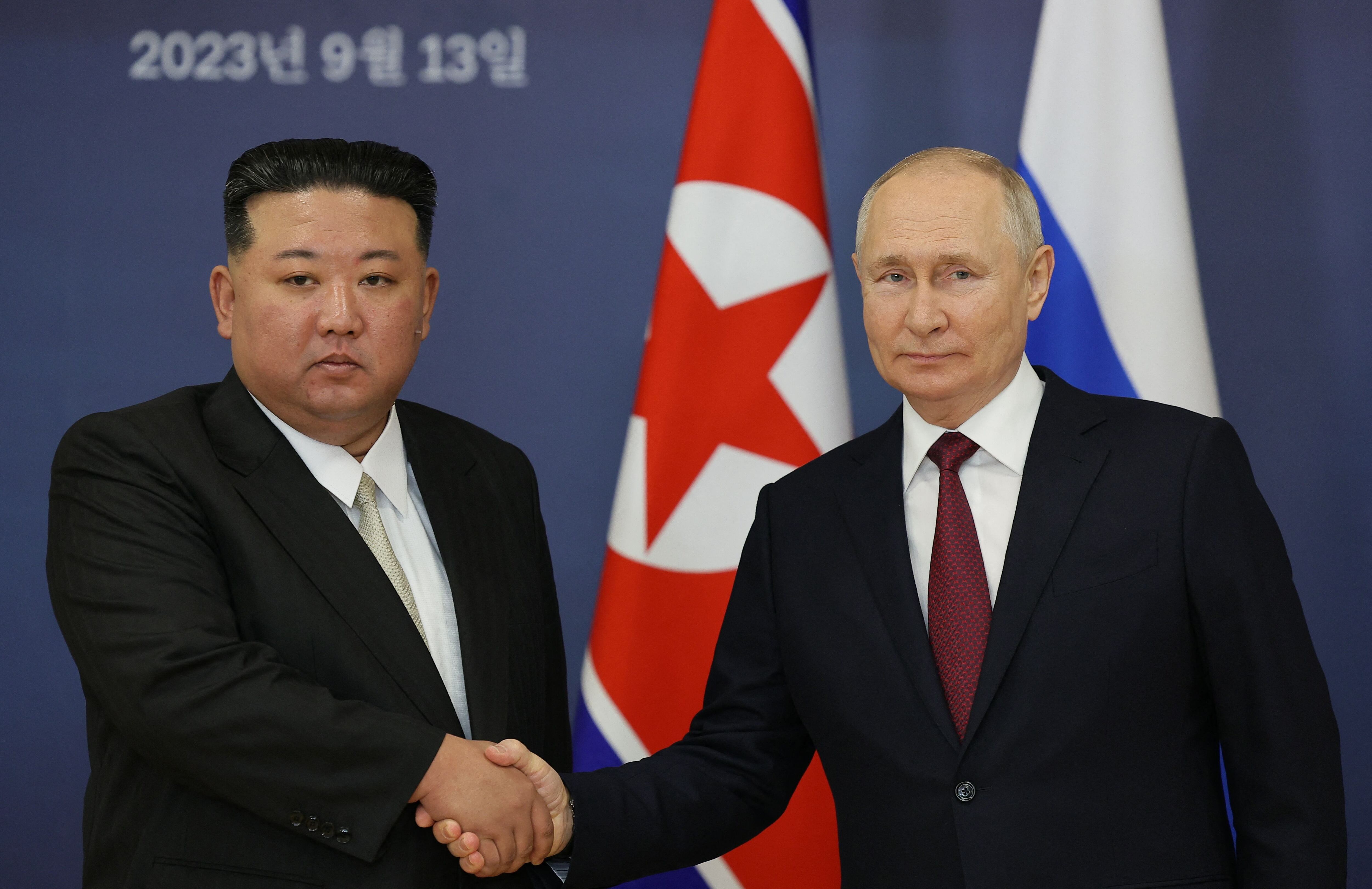 Kin Jong Un y Vladimir Putin se reunieron dos veces en los últimos cinco años; sin embargo, Corea del Norte se convirtió en uno de los principales proveedores de armas para Rusia. Foto: Vladimir SMIRNOV/POOL/AFP