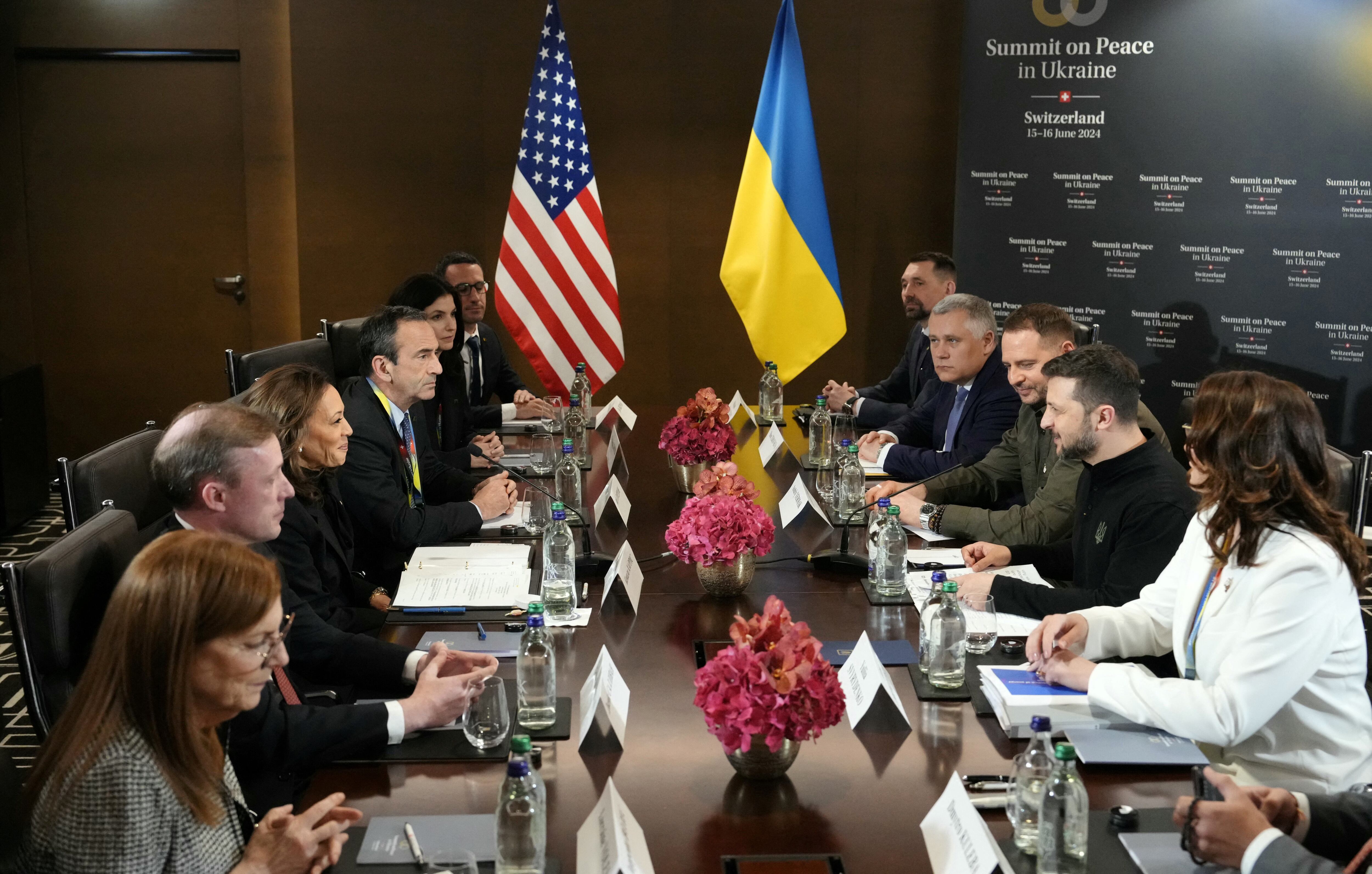 La vicepresidenta de Estados Unidos, Kamala Harris y el presidente de Ucrania Volodymyr Zelensky. Foto: AFP