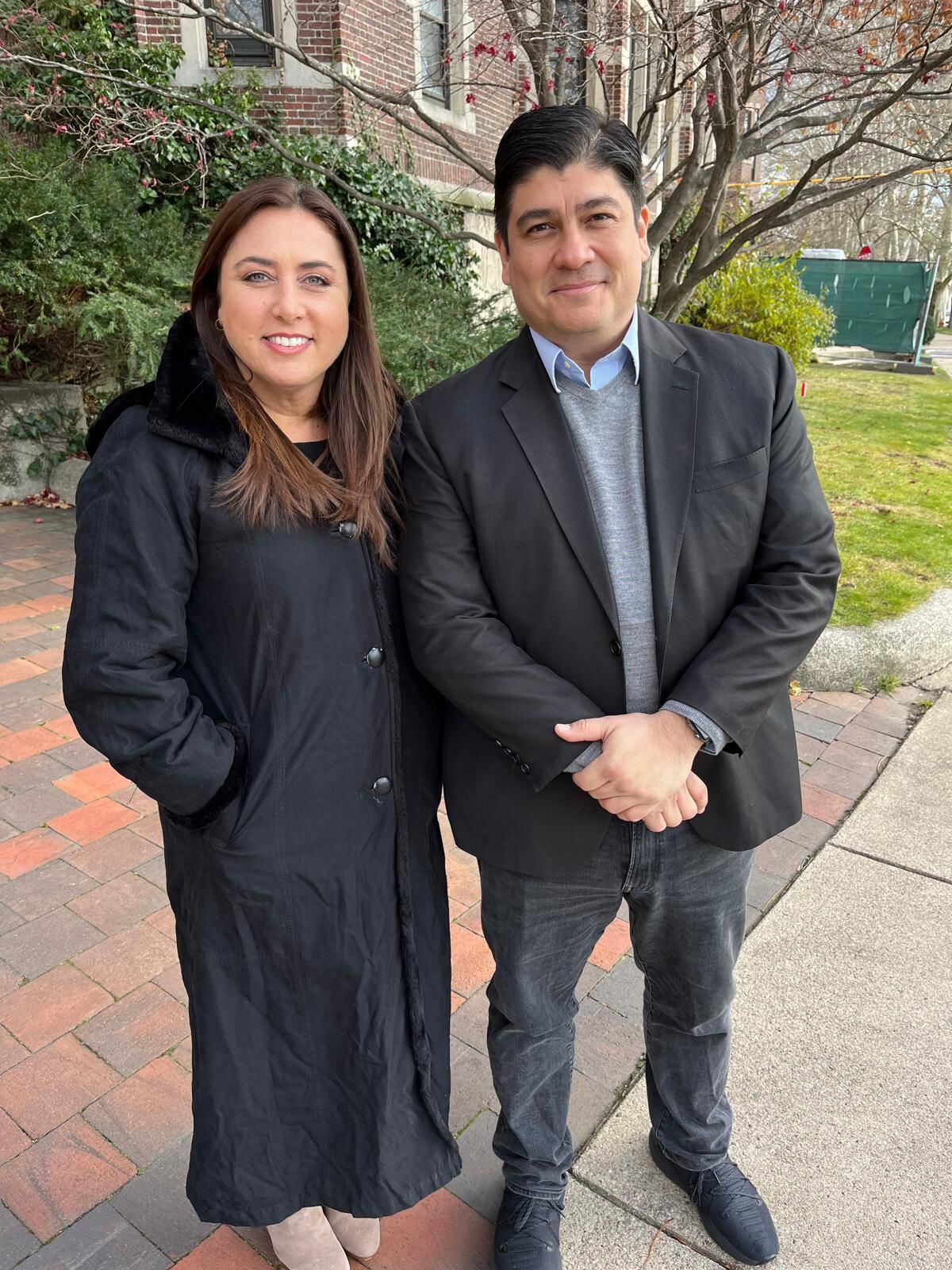 Myriam Masihy entrevistó al expresidente Carlos Alvarado, quien actualmente radica en Boston, Estados Unidos. Foto: Cortesía Telemundo