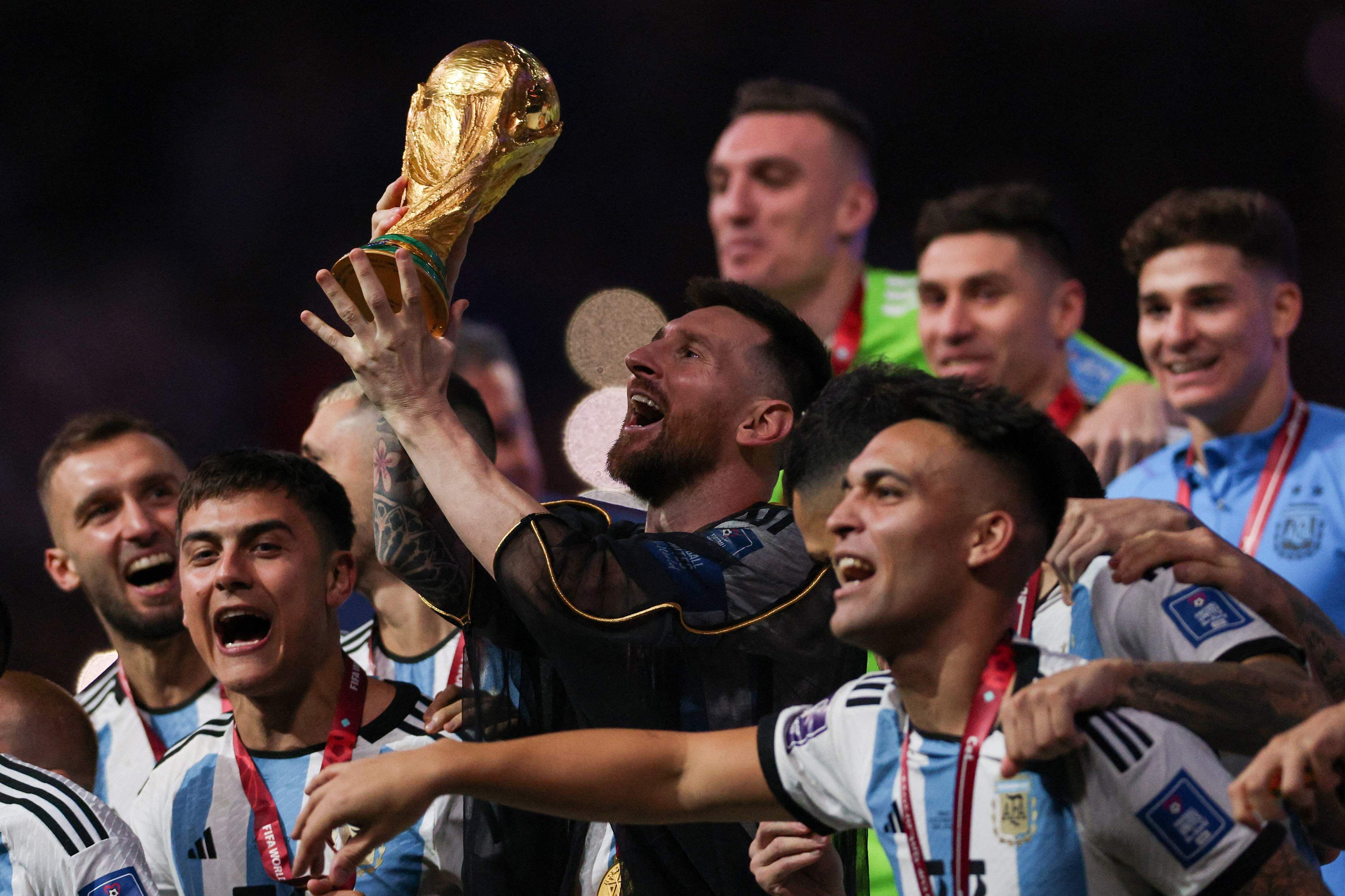 La copa por fin en las manos de Lionel Messi. Un trofeo que se había vuelto esquivo y llega al capitán, en el final de su deslumbrante carrera.