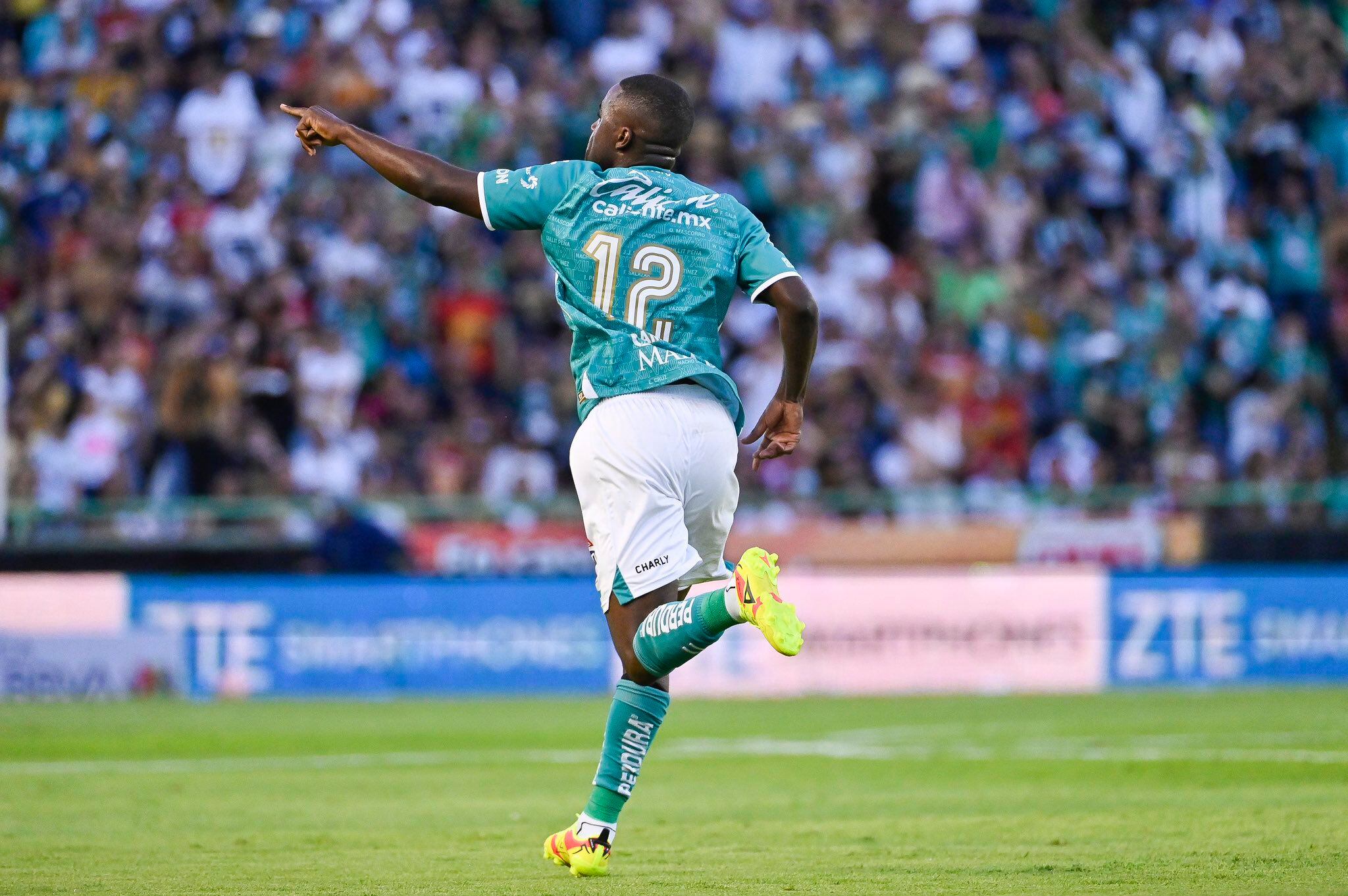 Joel Campbell anotó en el empate a tres entre León y Pumas en la Liga MX. Foto: Twitter Joel Campbell