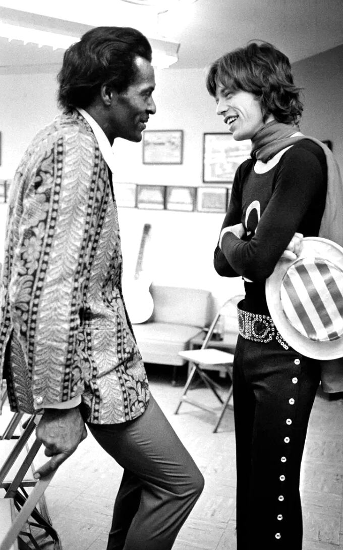 Chuck Berry y Mick Jagger conversan en un camarín, en 1969. 