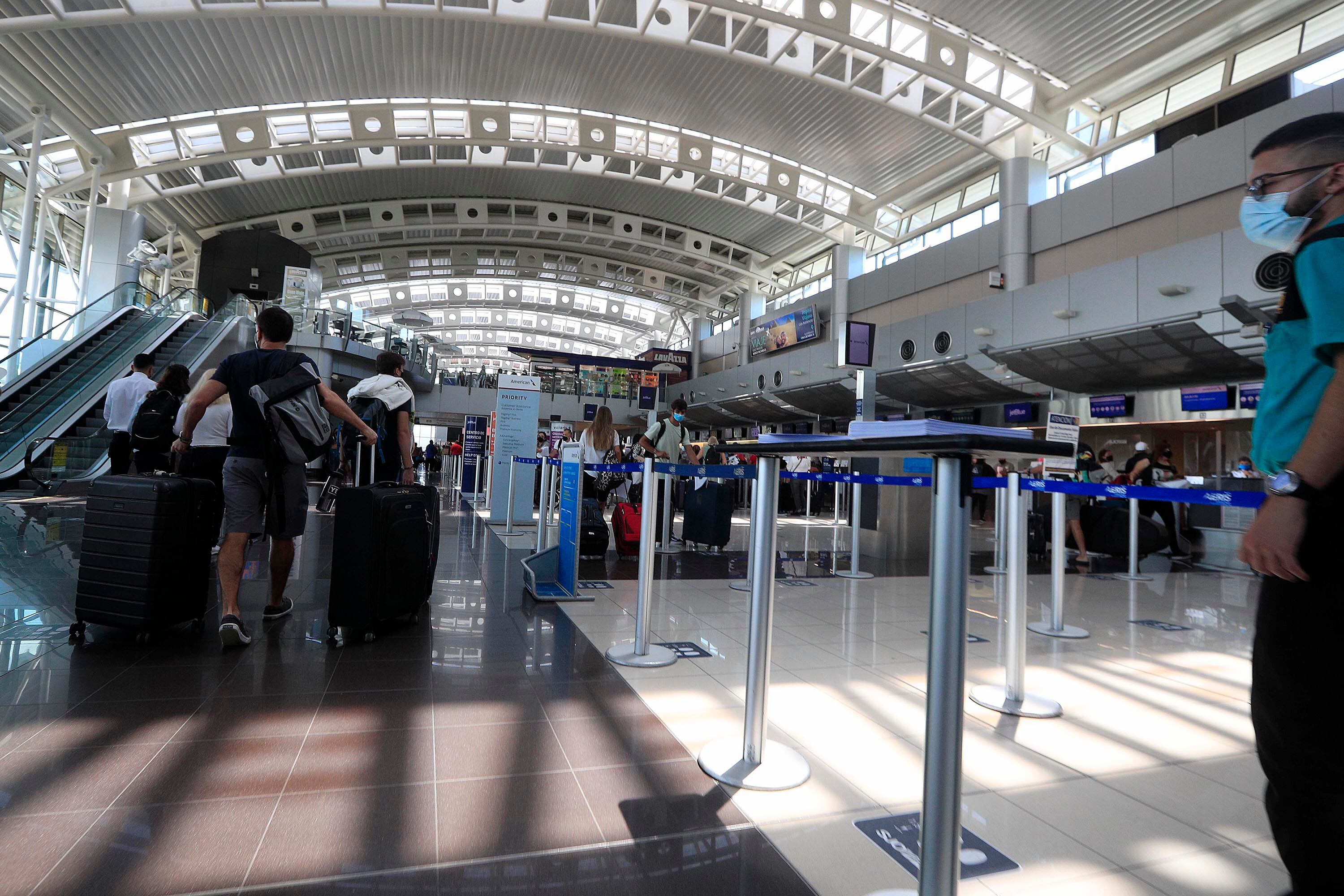 El 2022 estuvo marcado por presiones inflacionarias en los boletos aéreos y un tipo de cambio al alza, lo que aumentó el costo para los viajeros. En la imagen, el Aeropuerto Internacional Juan Santamaría. Fotografía: