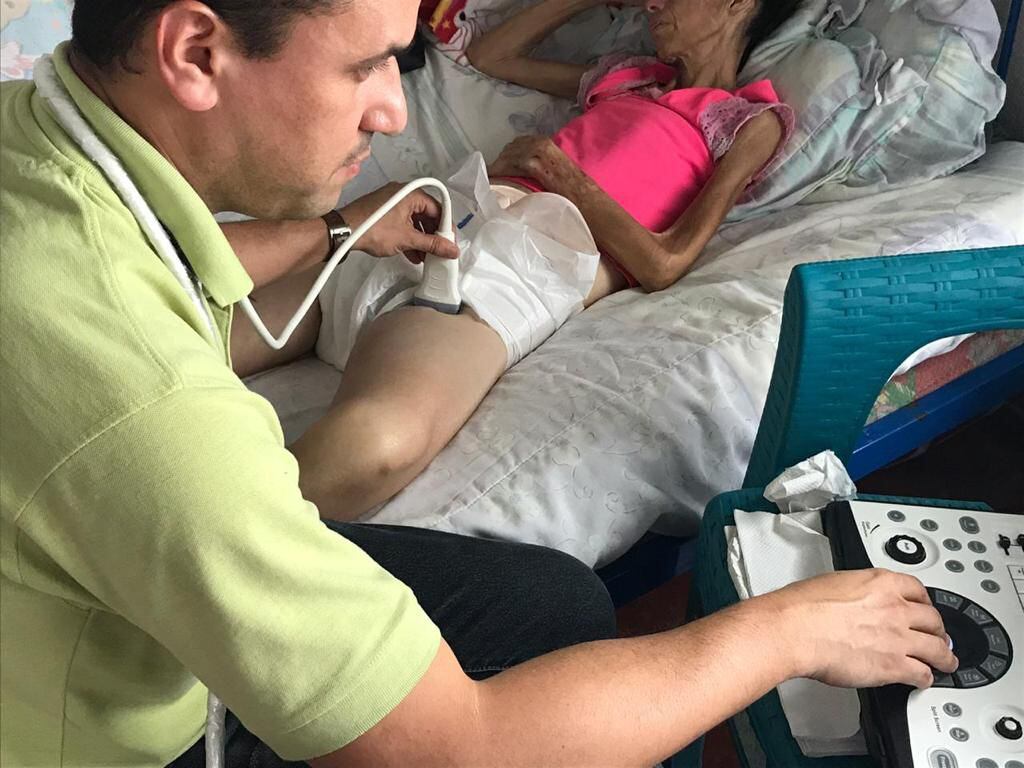 El médico Lars Solano Jiménez, de la Unidad de Control de Dolor y Cuidados Paliativos de Turrialba, en visita domiciliar a una paciente en Alto Quetzal, Chirripó. La visita de estos equipos es un apoyo para los cuidadores de estos pacientes. 