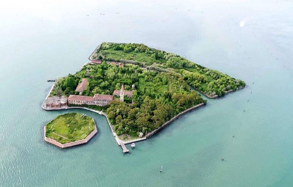 La Isla Poveglia, ubicada cerca a la ciudad de Venecia y Lido, está abandonada